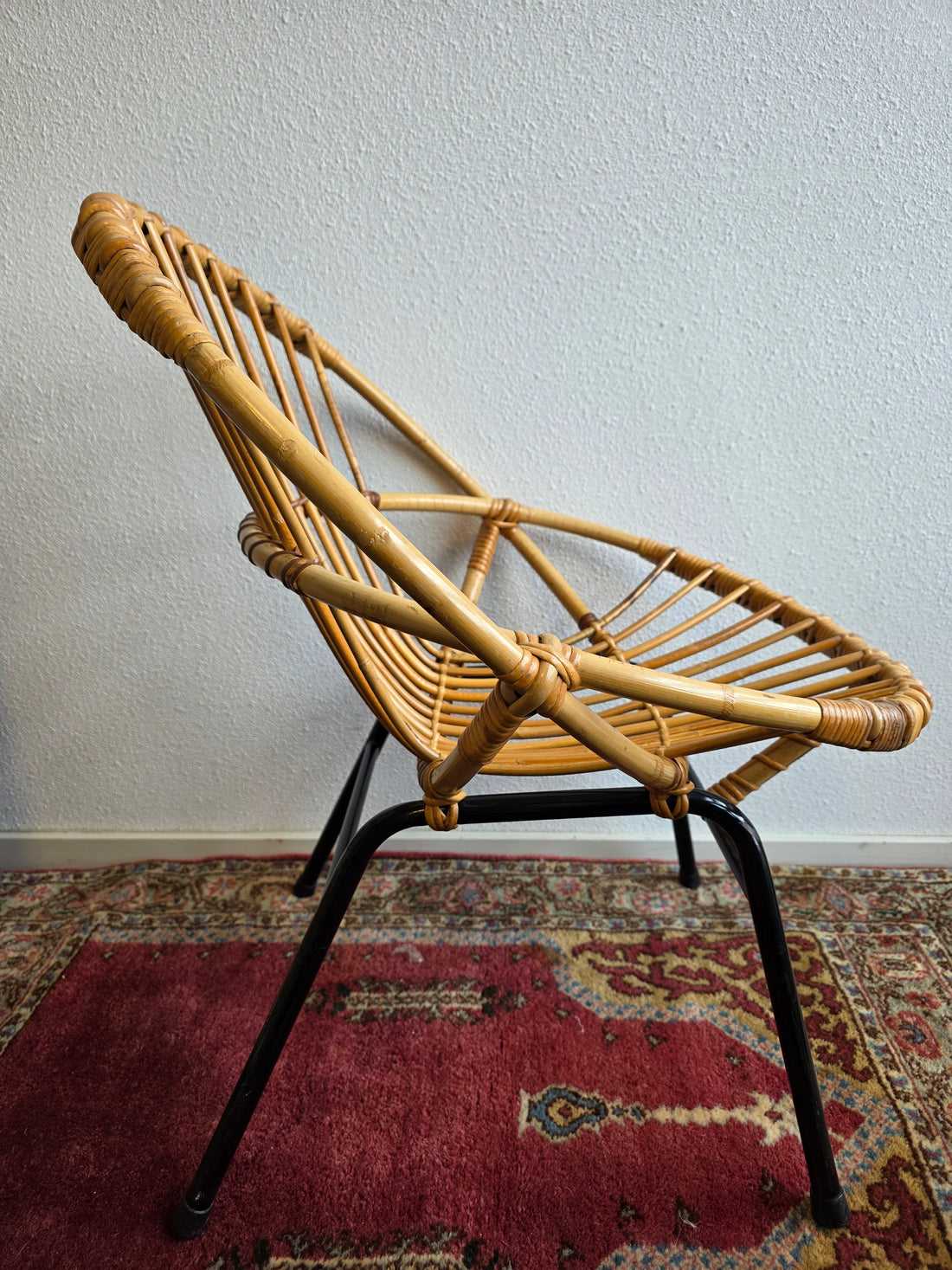 Rotan stoel zwart metalen onderstel Rohe Noordwolde