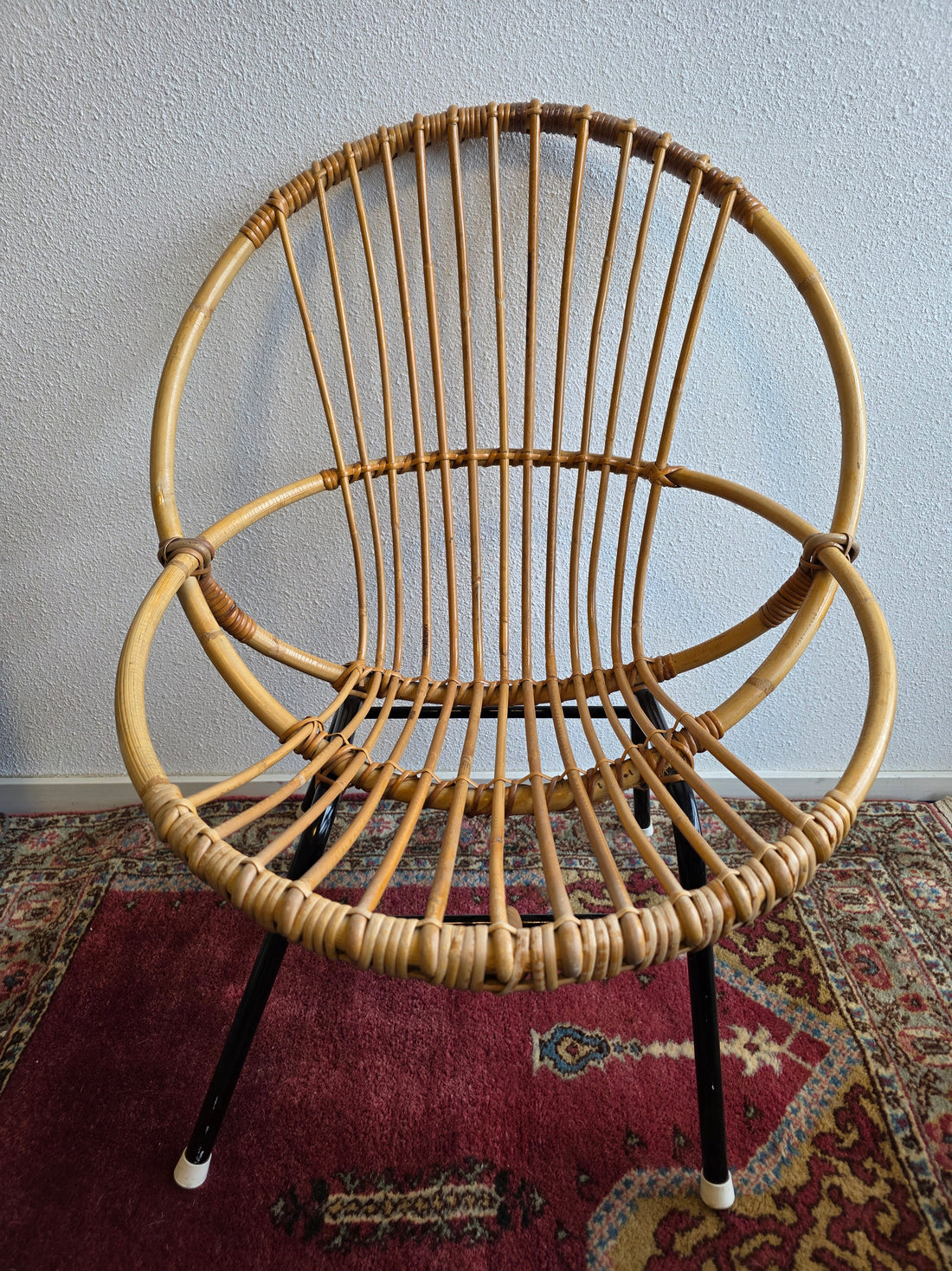 Vintage rotan stoel zwart metalen onderstel Rohe Noordwolde