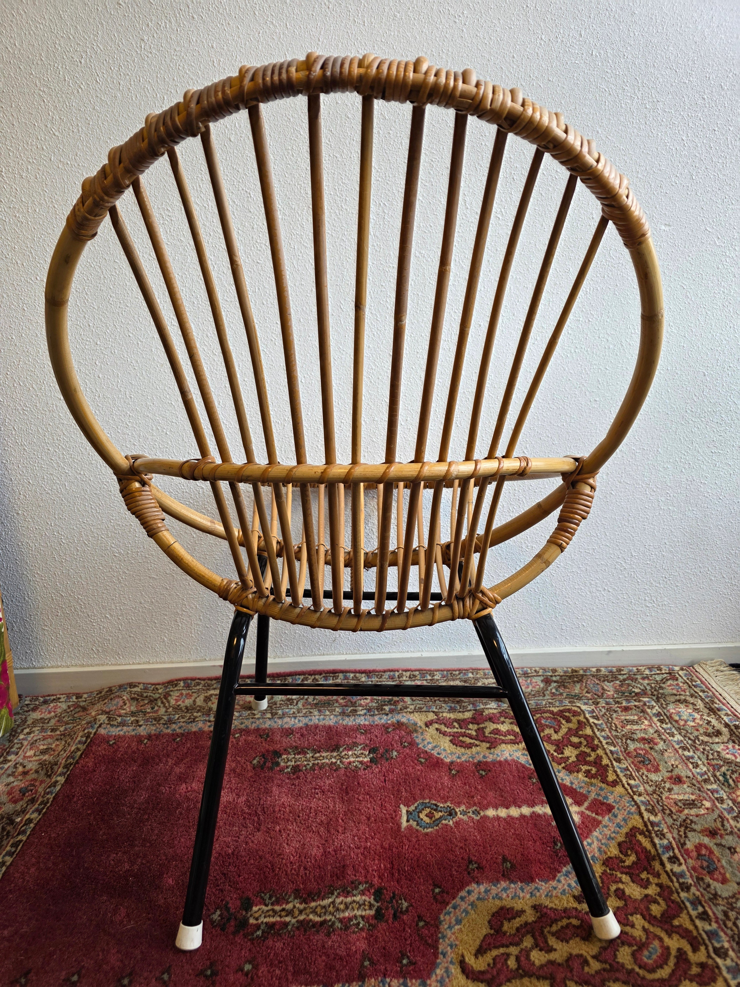 Vintage rotan stoel zwart metalen onderstel Rohe Noordwolde