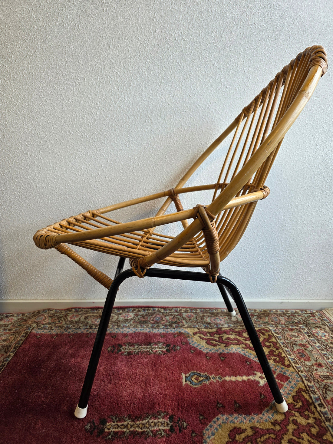 Vintage rotan stoel zwart metalen onderstel Rohe Noordwolde