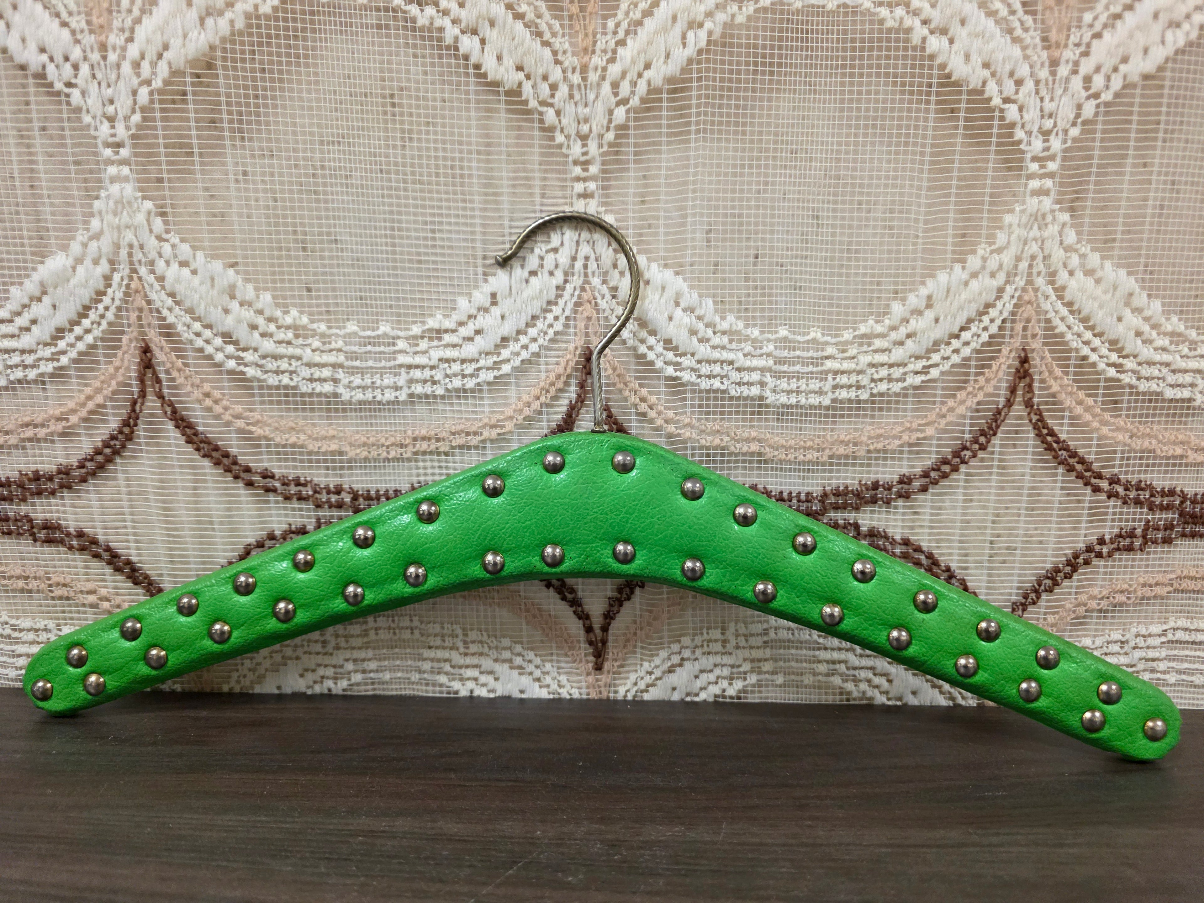 Skailederen kledinghanger groen met studs