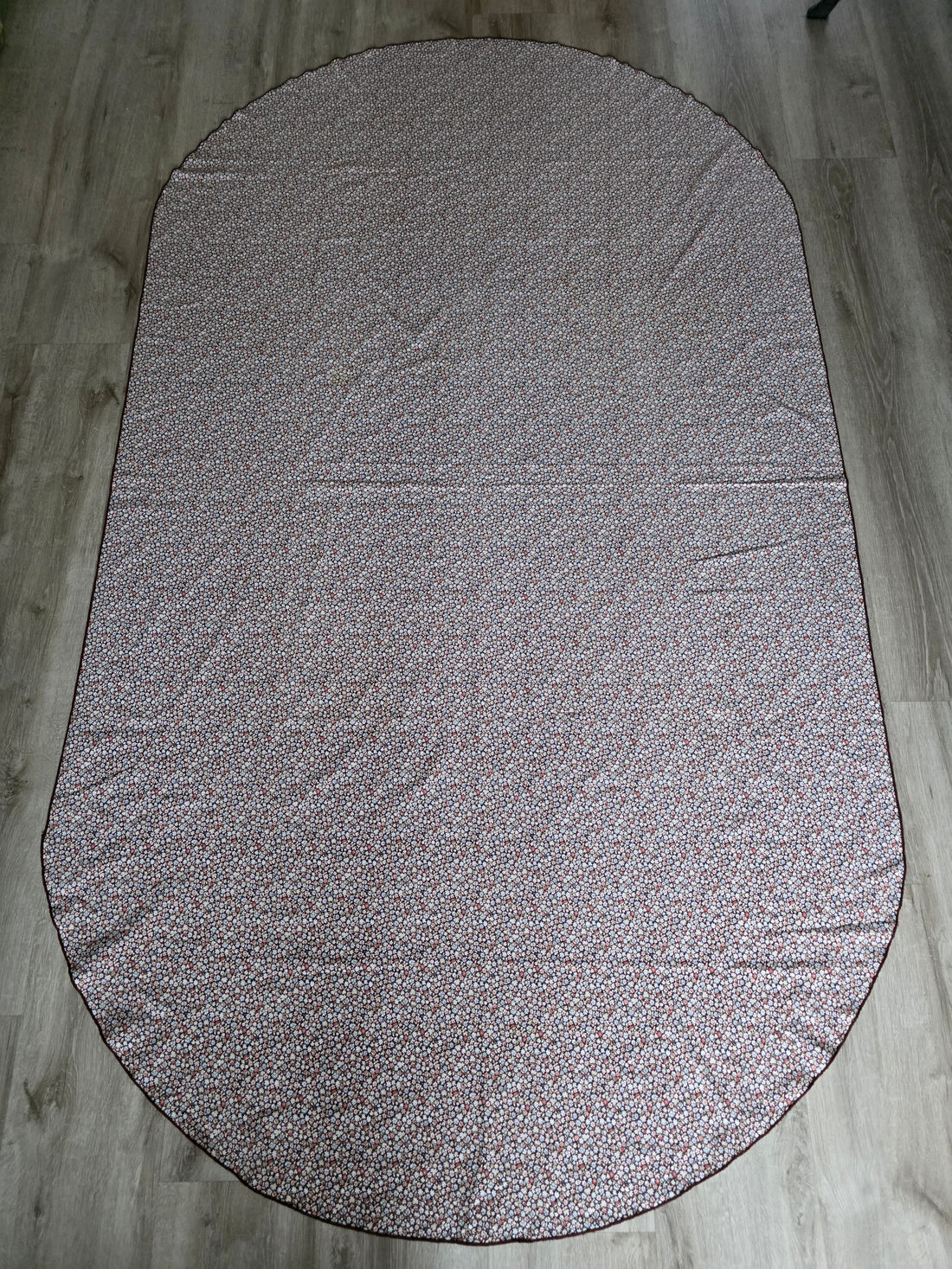 Ovaal tafelkleed met kleine bloemetjes