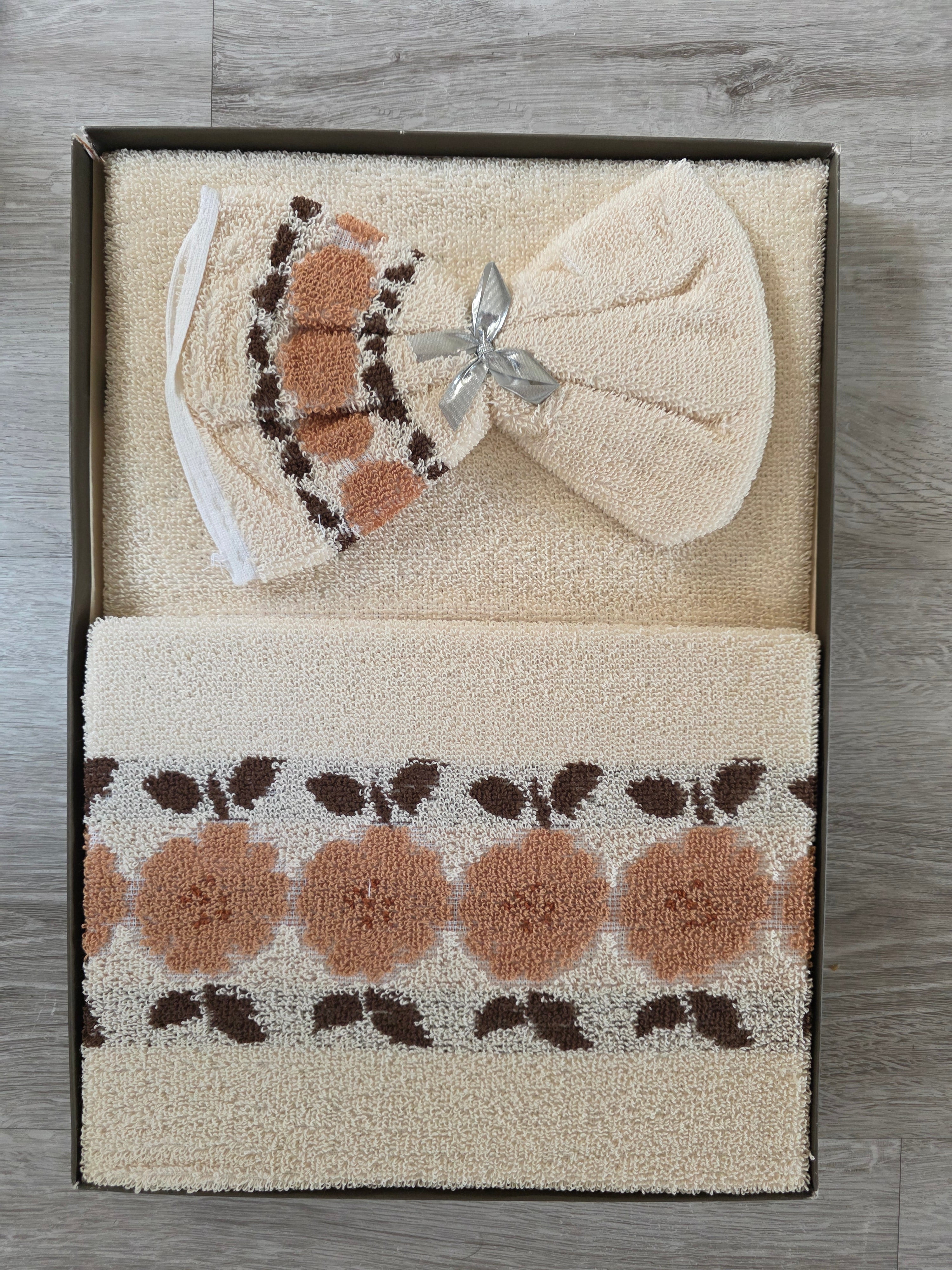 Vintage handdoek met washand bloemenprint in doos