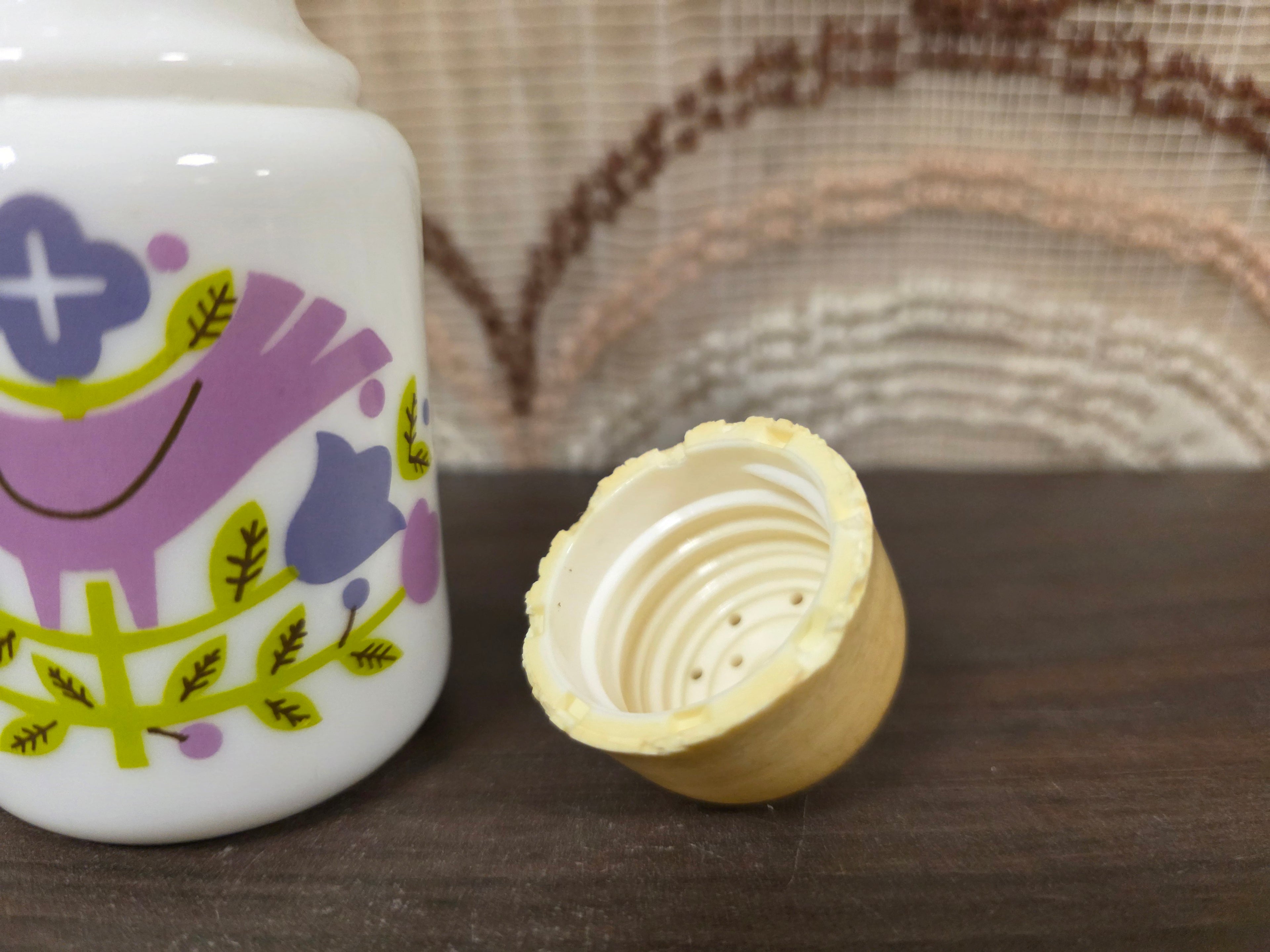 Wit zoutvaatje lila-paarse vogel