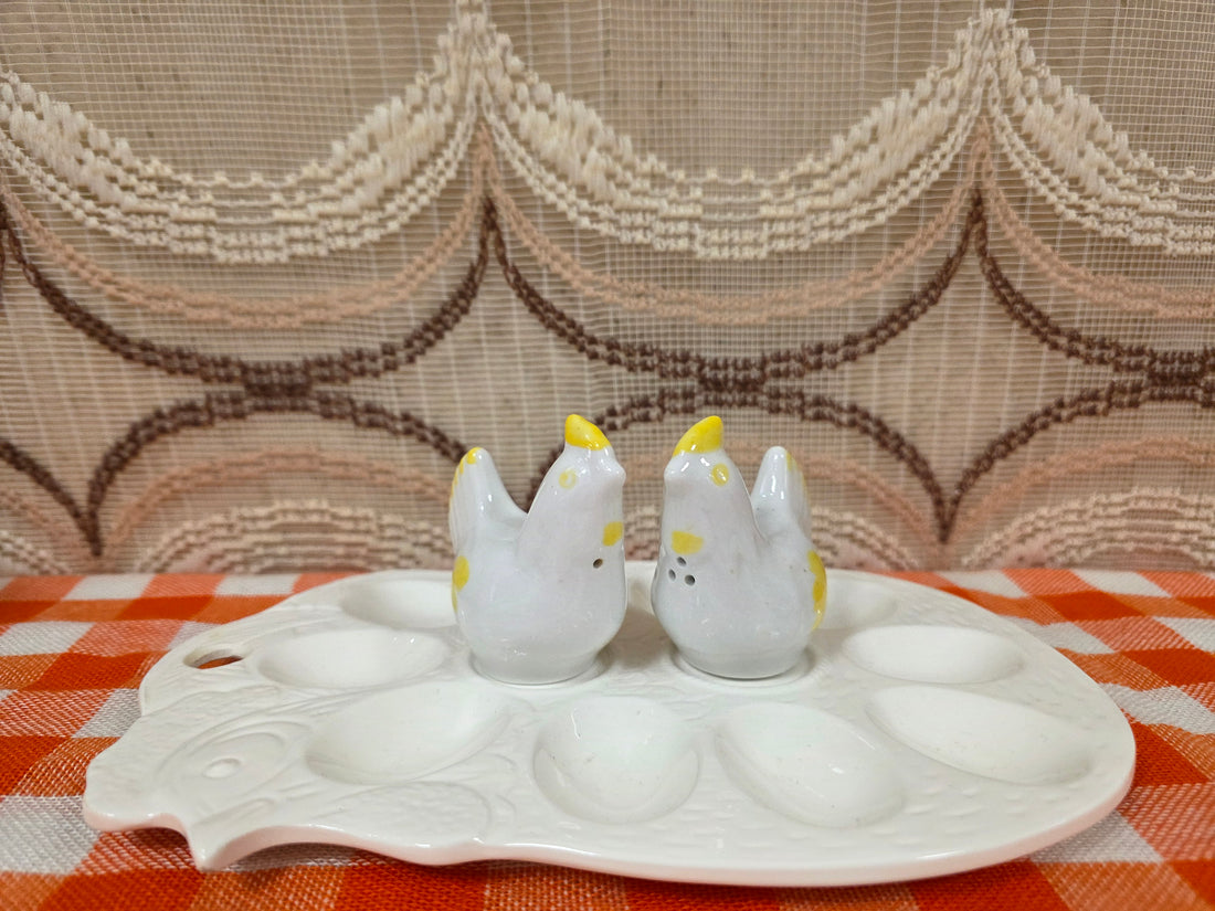 Wit vintage eierenbord met peper en zoutstel in kip