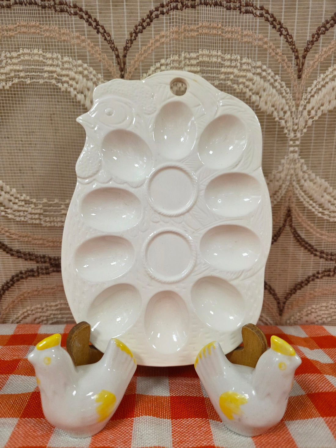 Wit vintage eierenbord met peper en zoutstel in kip