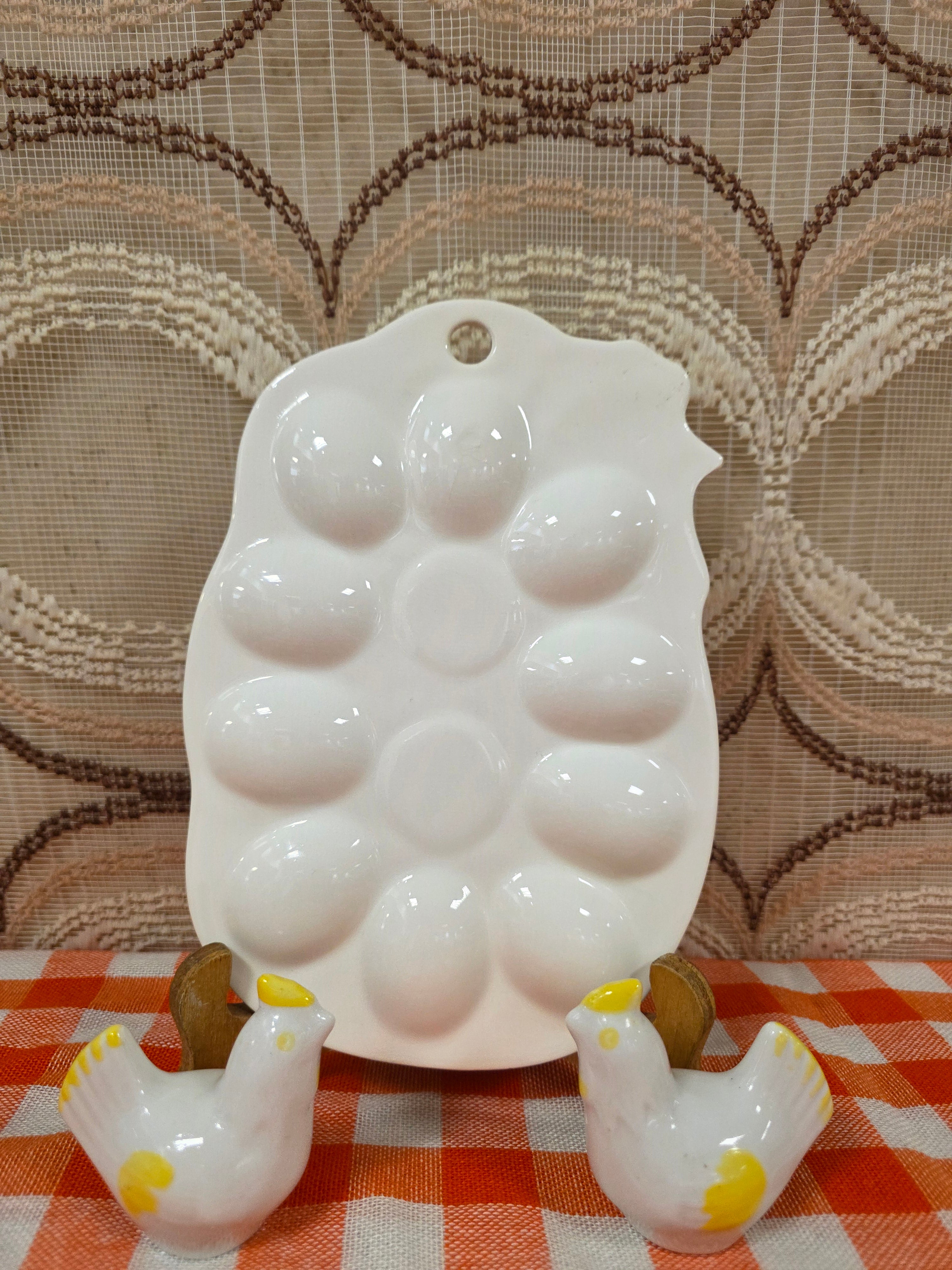 Wit vintage eierenbord met peper en zoutstel in kip