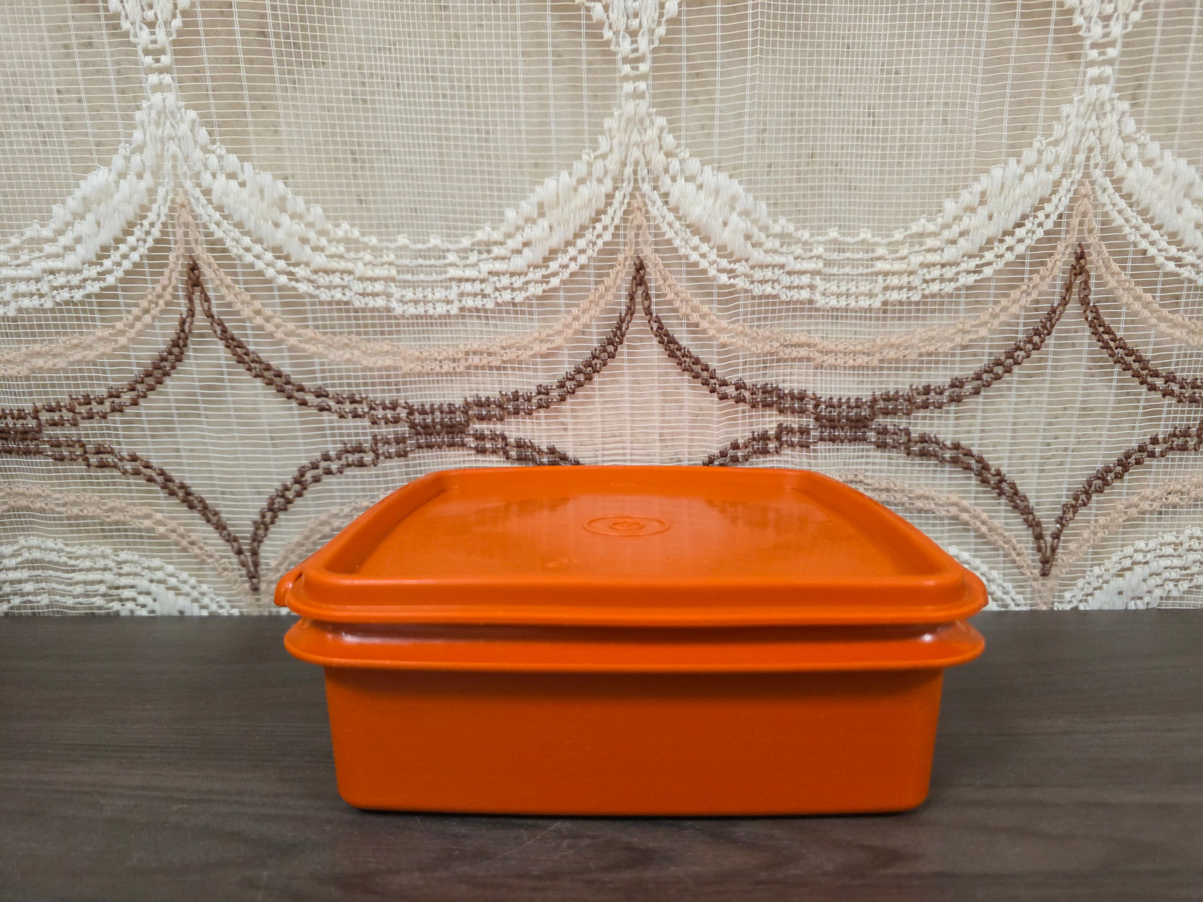 Tupperware oranje vierkante trommel