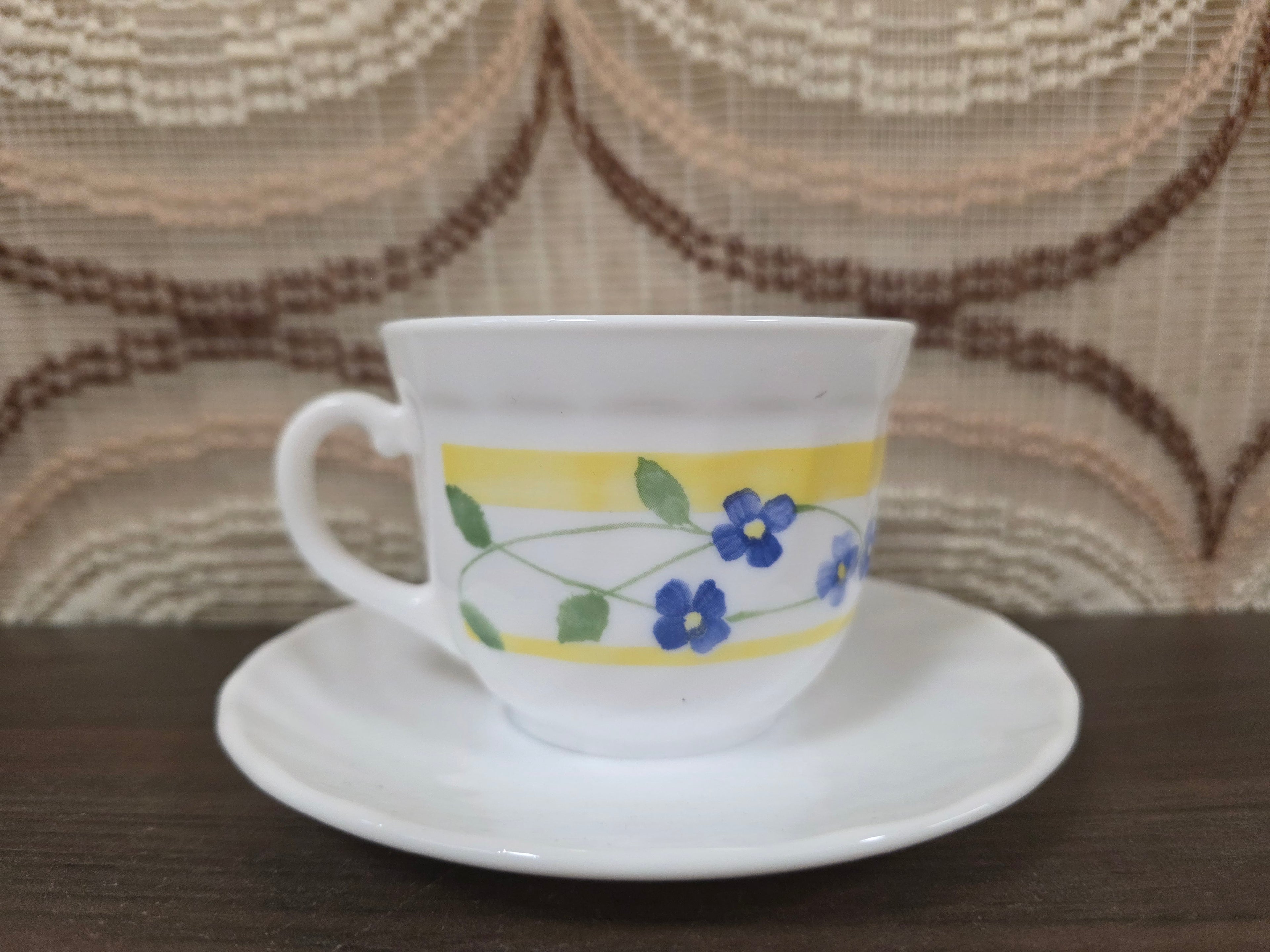 Arcopal France kop en schotel geel blauw bloemen