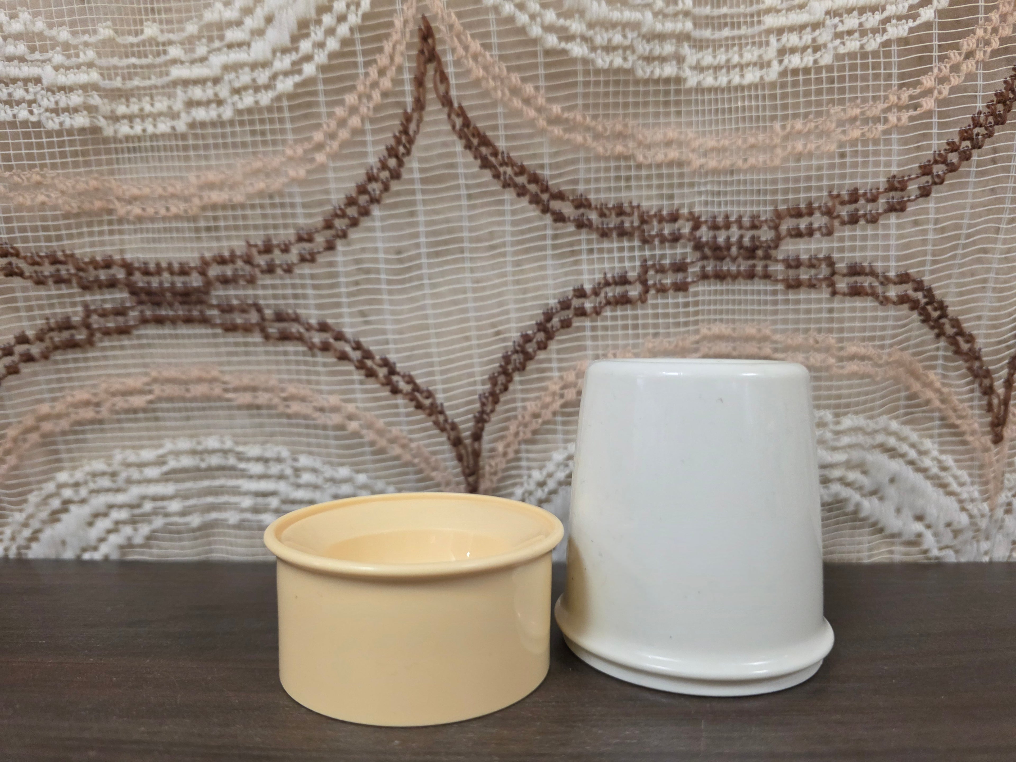 Tupperware eierdop set wit zachtgeel vintage