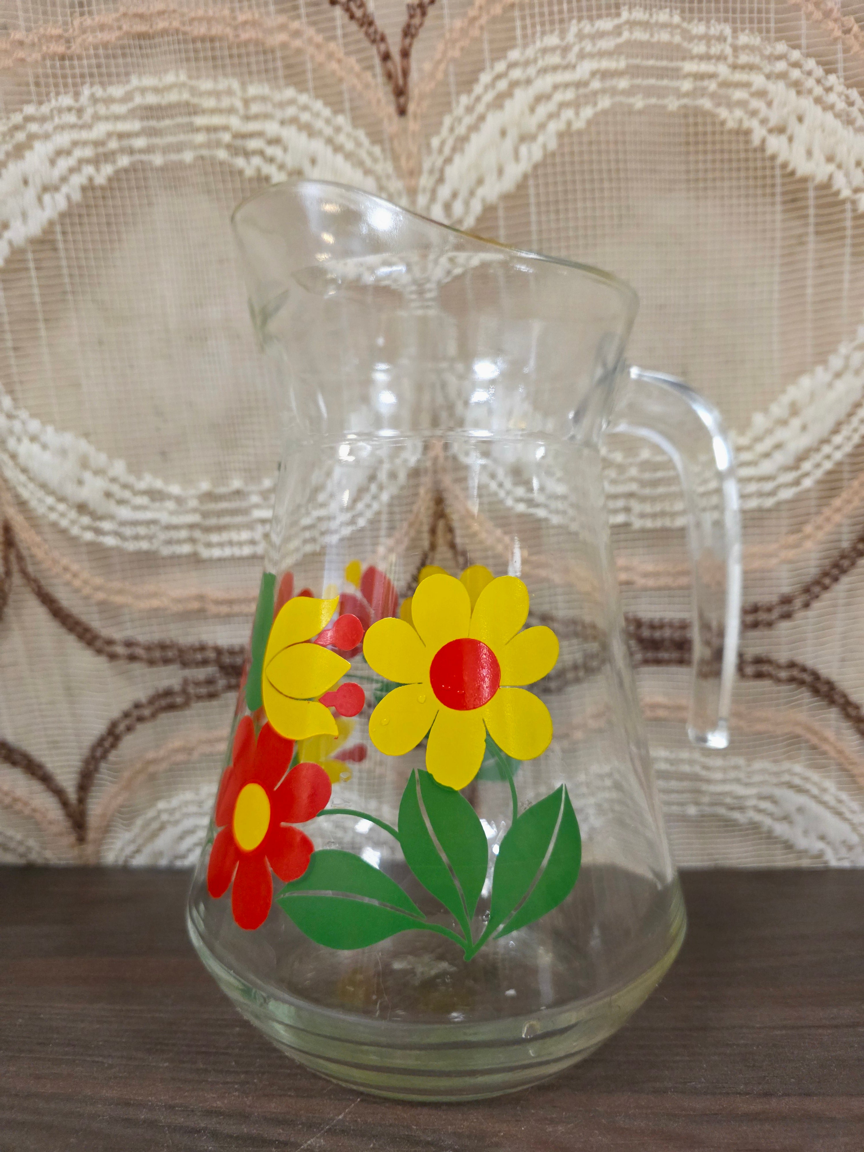 Vintage glazen kan met bloemenmotief