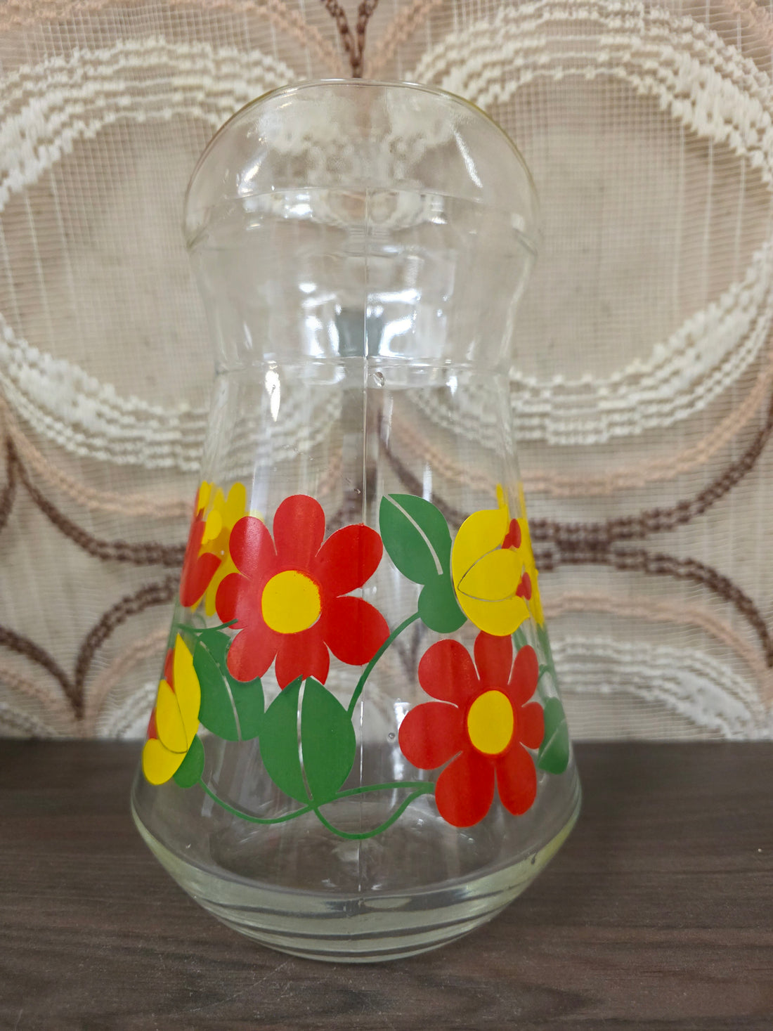 Vintage glazen kan met bloemenmotief