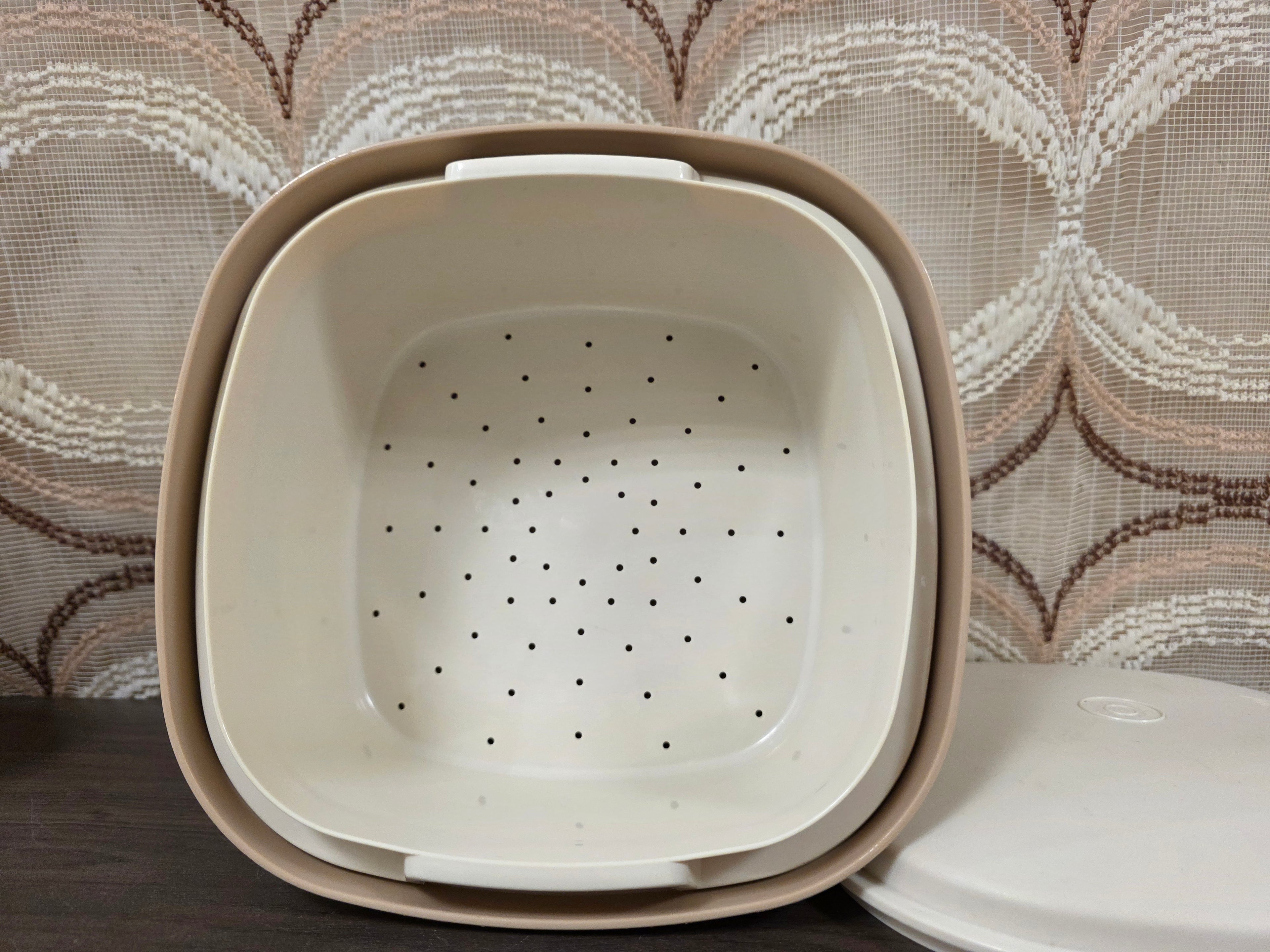 Tupperware beige serveerwonder met vergiet