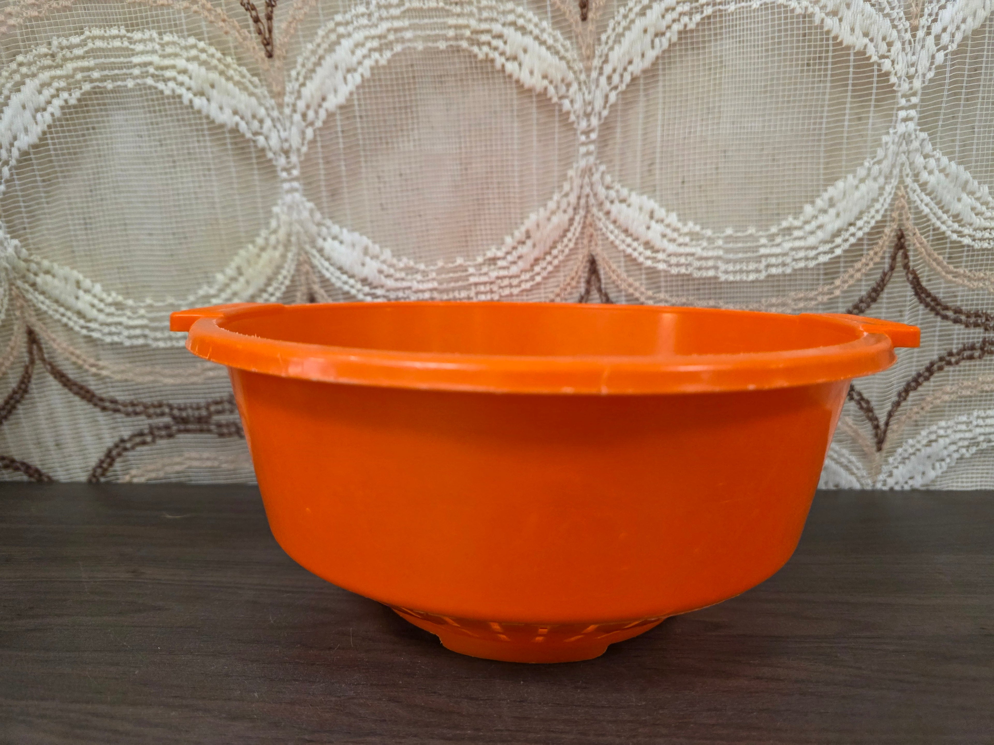 Vintage vergiet oranje DBP Plastics Antwerp jaren 70 kunststof