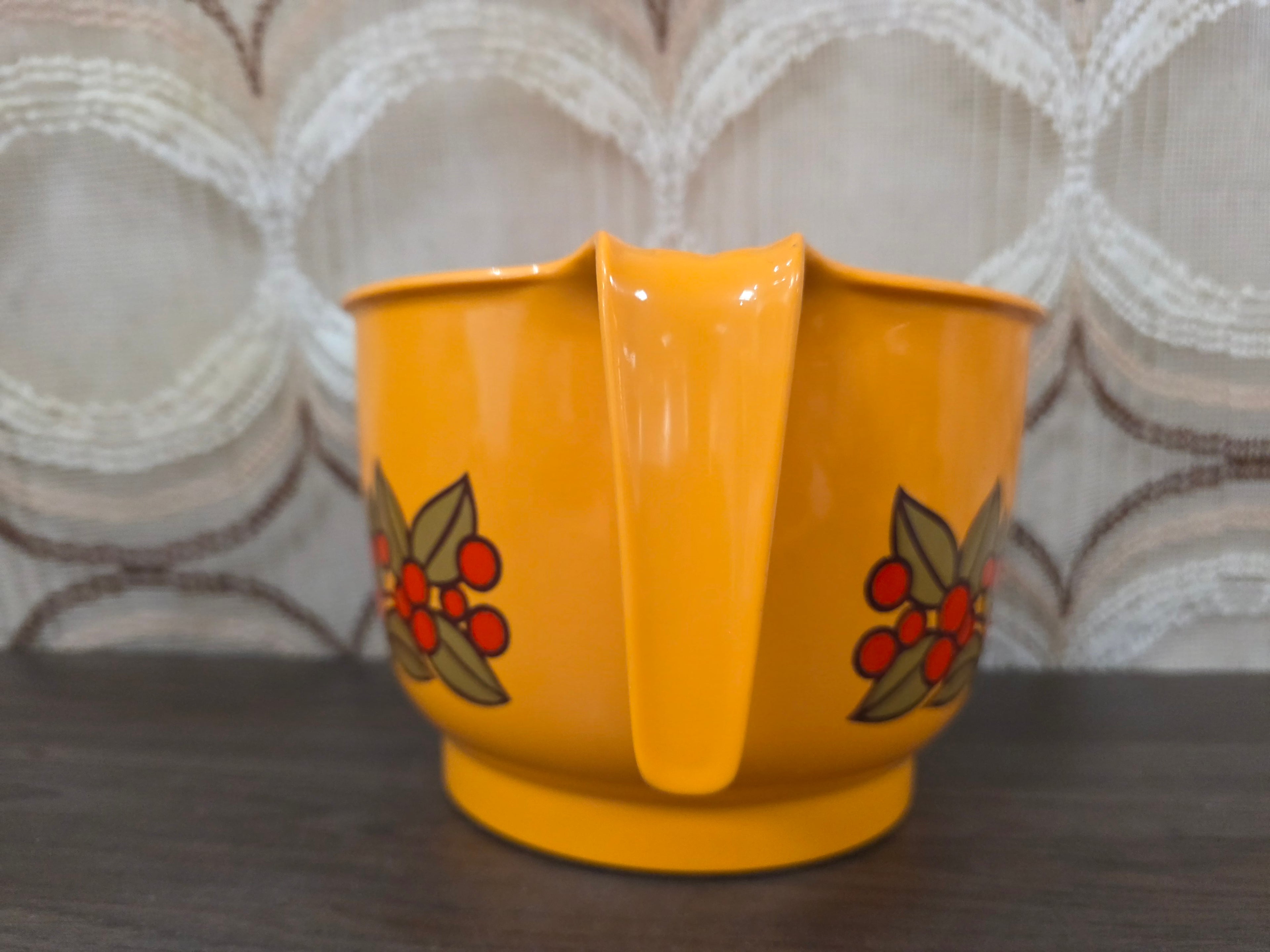 Emsa beslagkom jaren 70 oranje met bessen decor