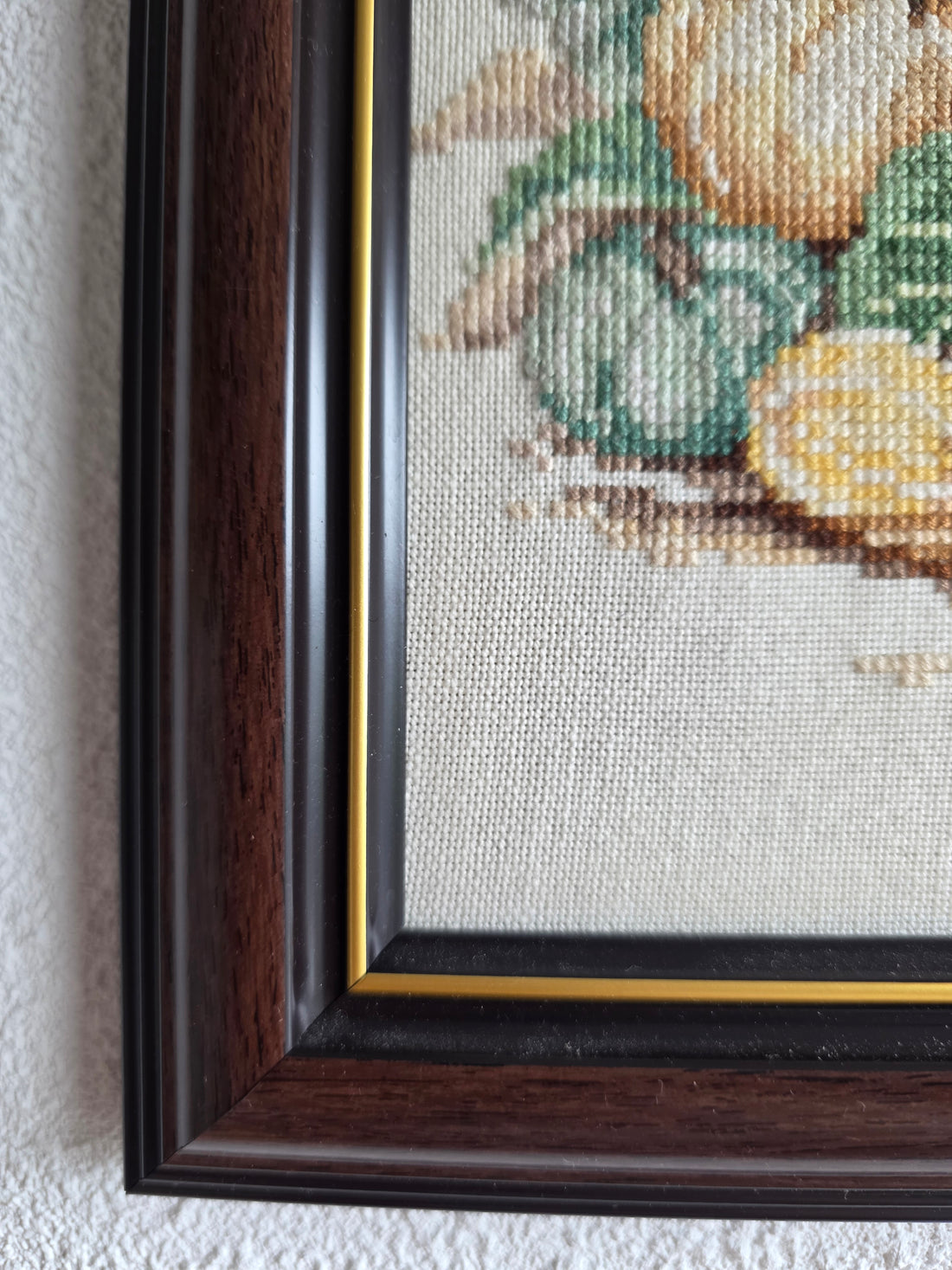 Ingelijst klassiek borduurwerk met bloemen