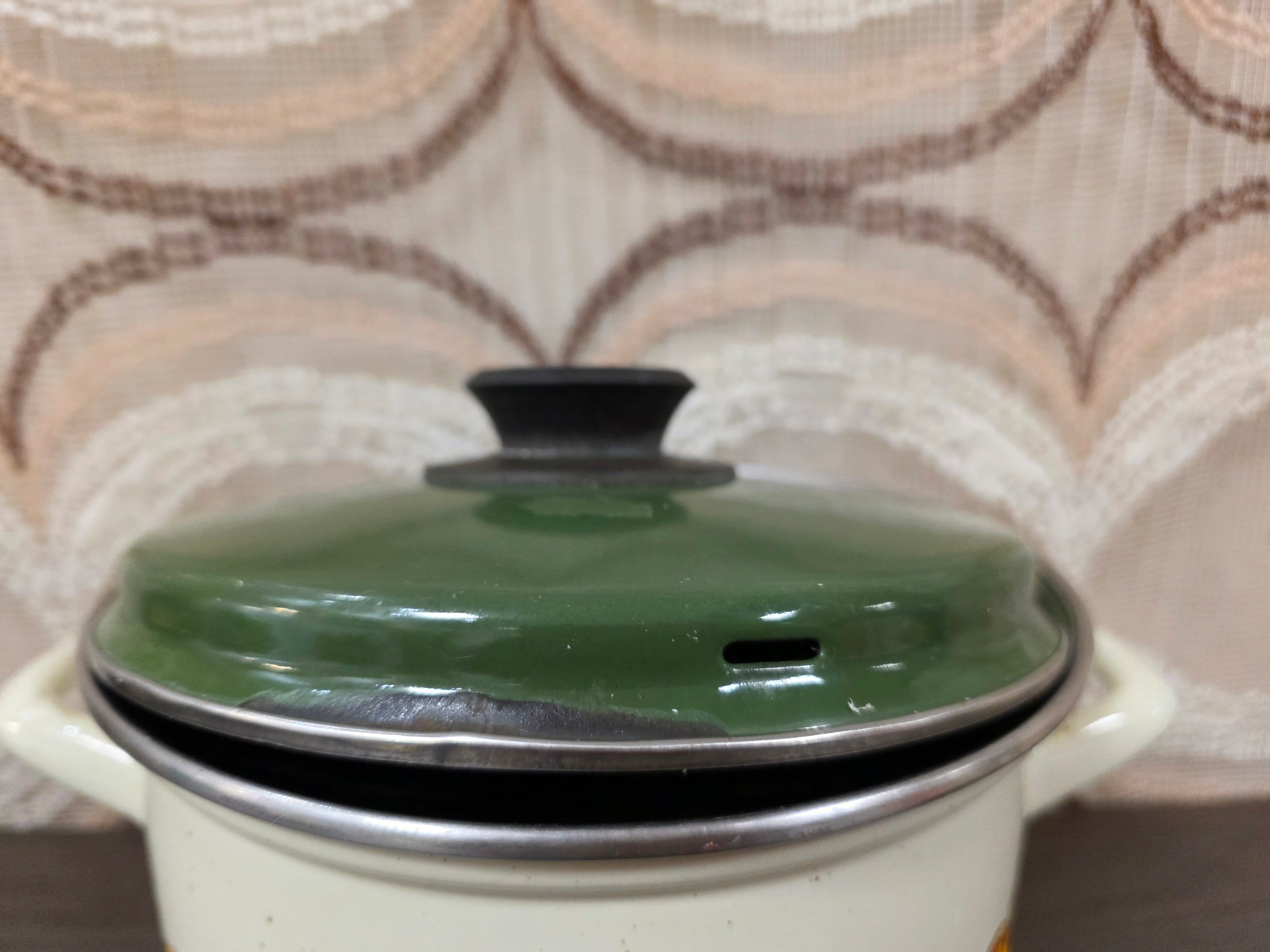 Vintage emaille pan met deksel groenteprint jaren 70