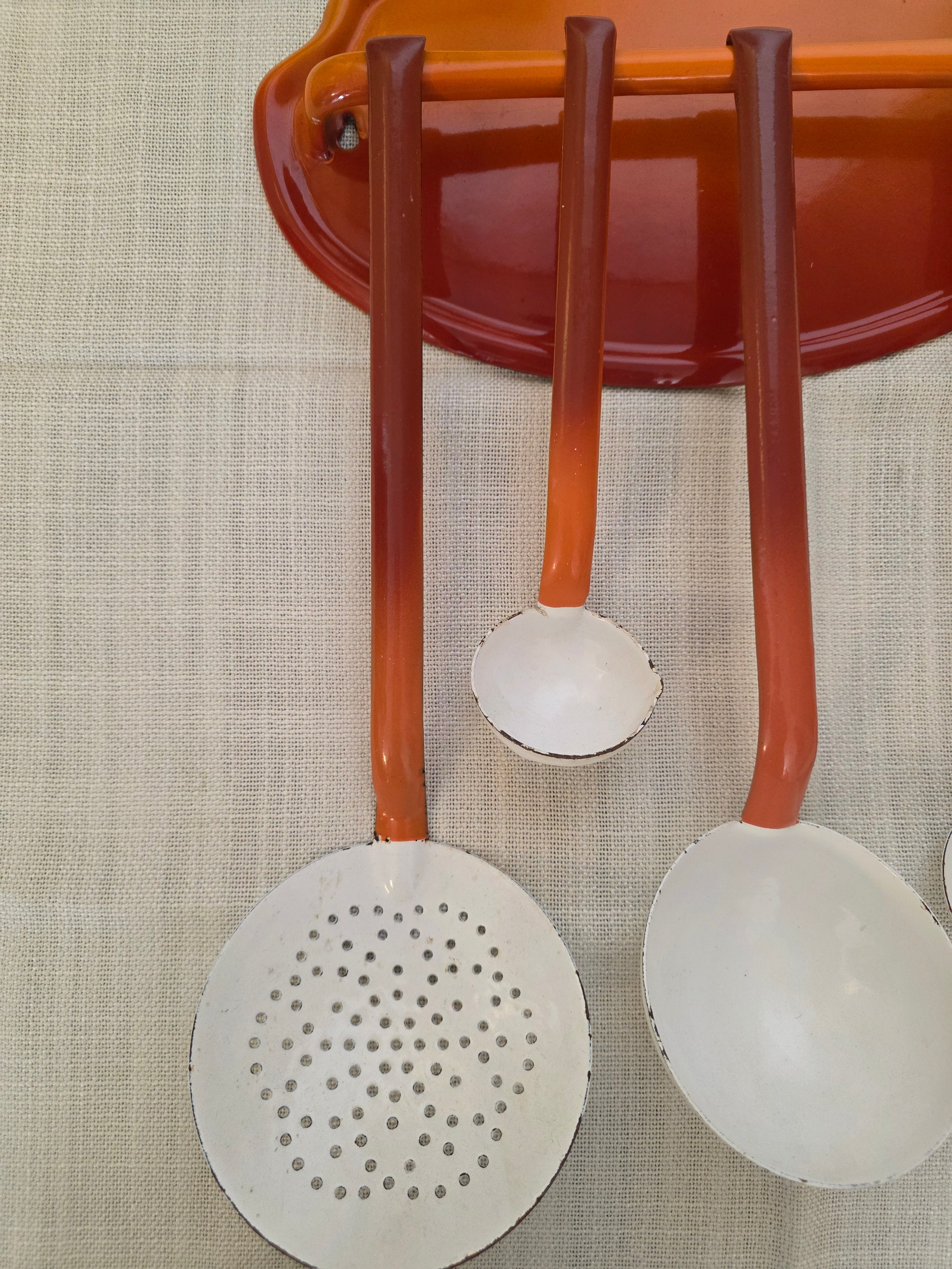 Emaille lepelrek rood oranje vintage