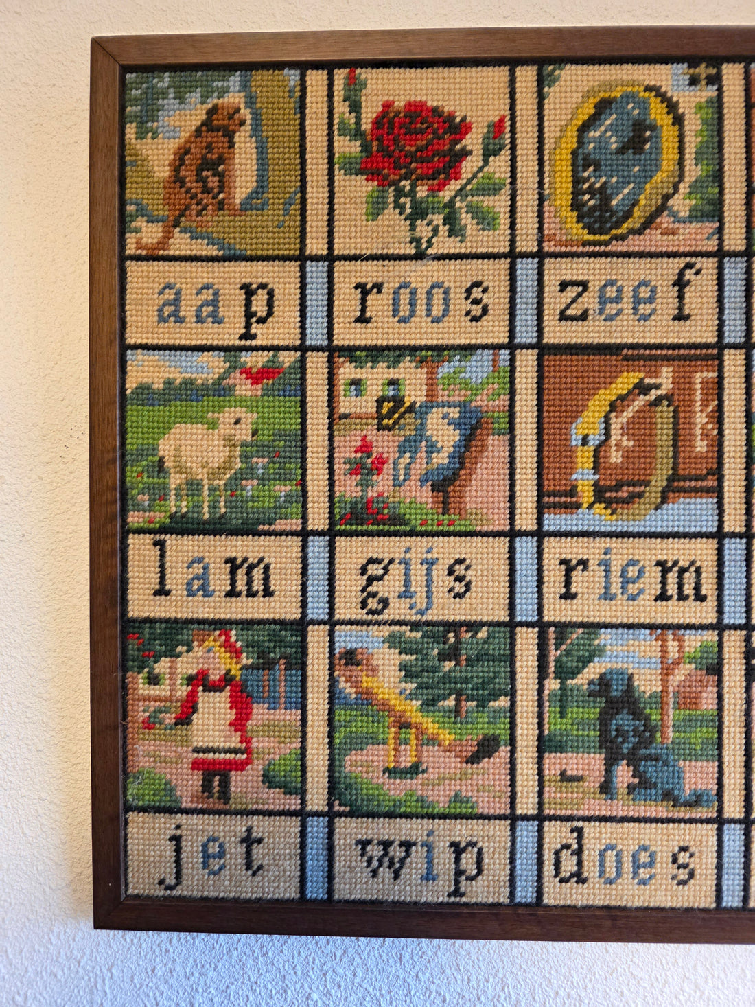 Vintage borduurwerk aap roos jet professioneel ingelijst