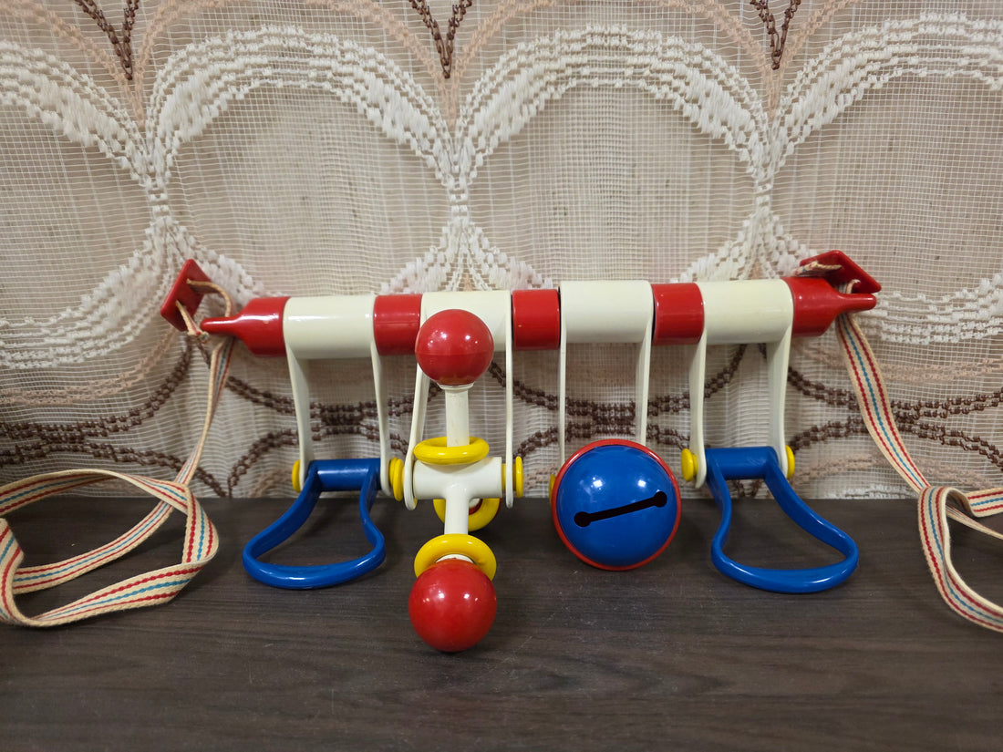 Ambi Toys vintage babytrainer rood wit
