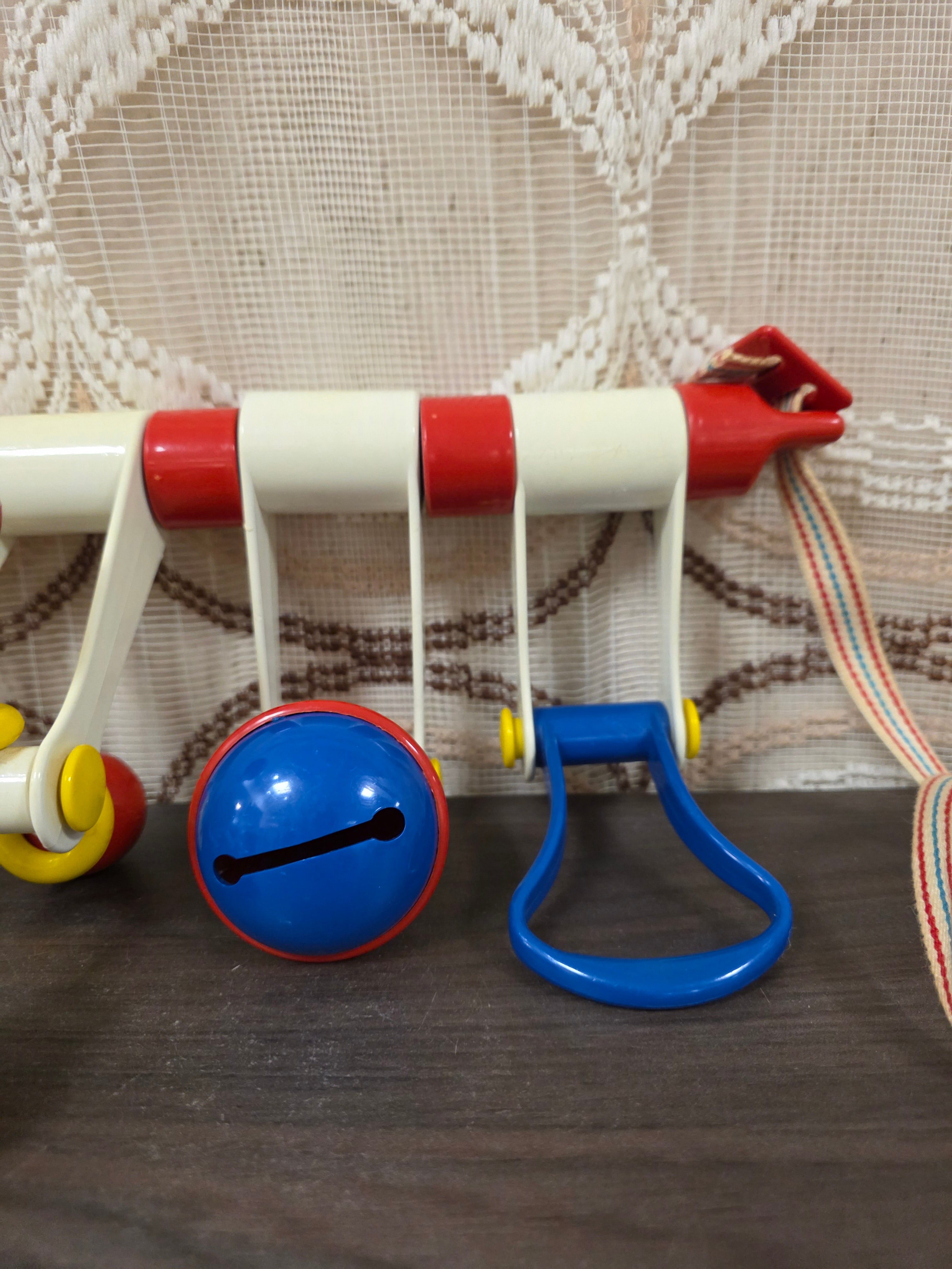 Ambi Toys vintage babytrainer rood wit