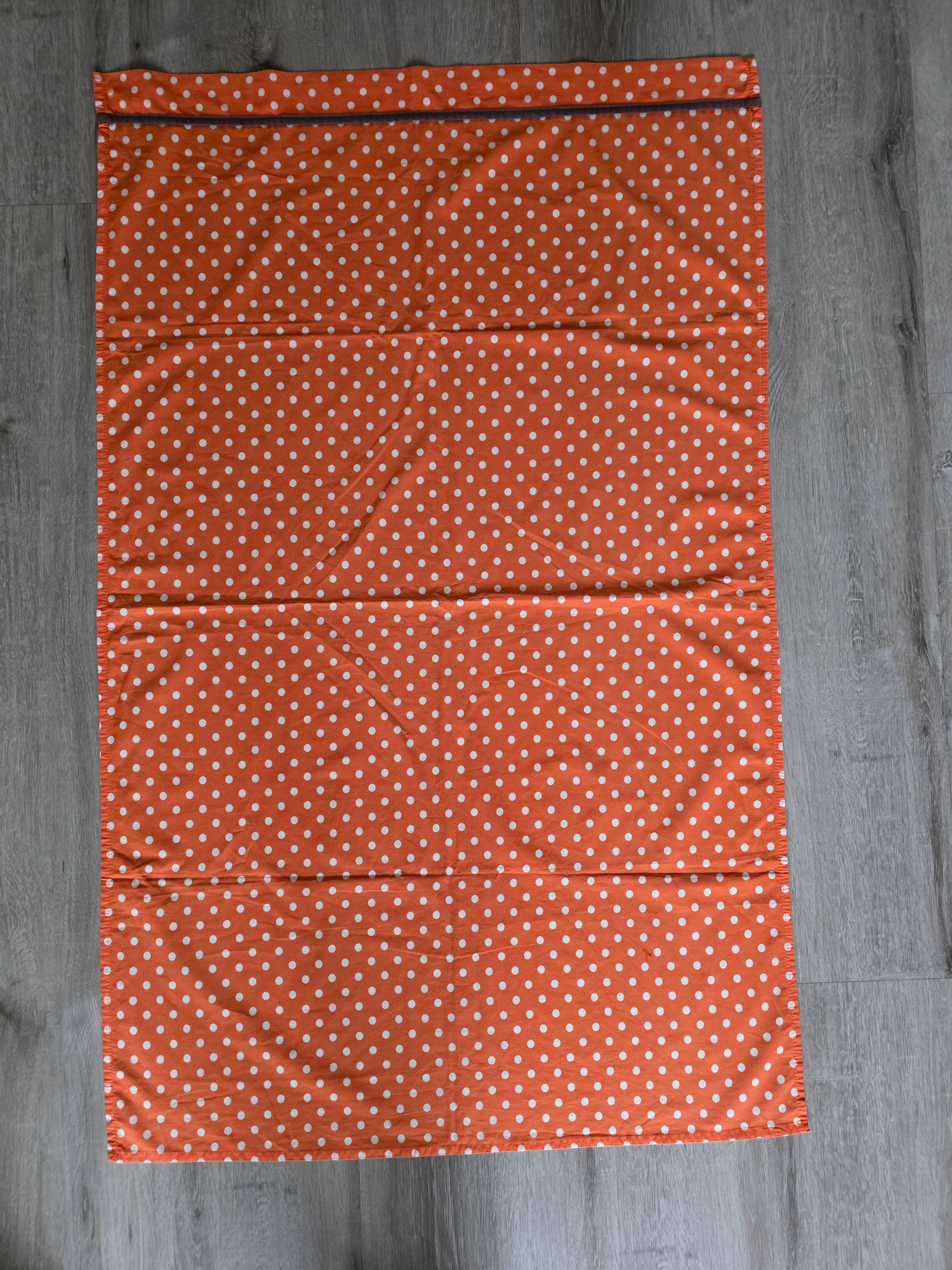Retro ledikant laken – oranje met witte polkadots