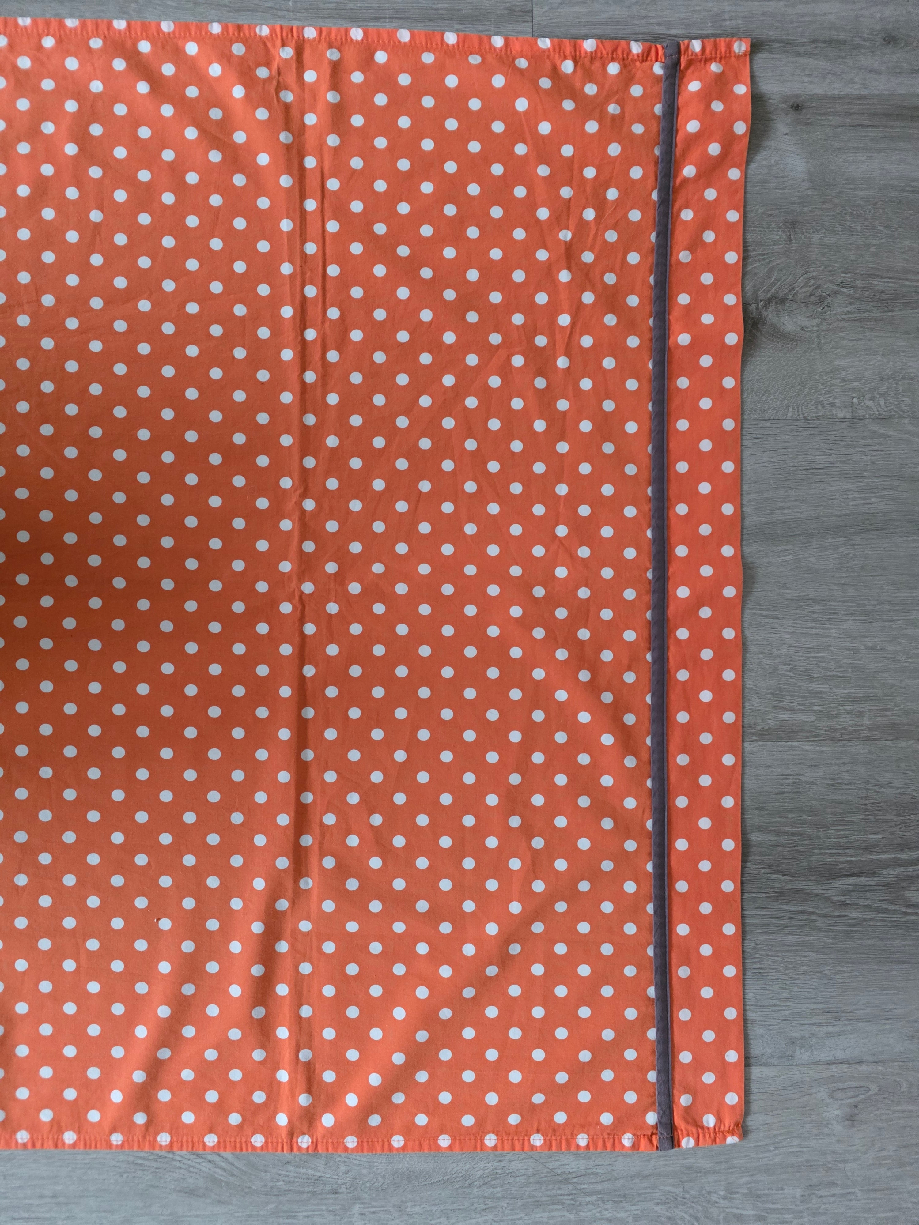 Retro ledikant laken – oranje met witte polkadots