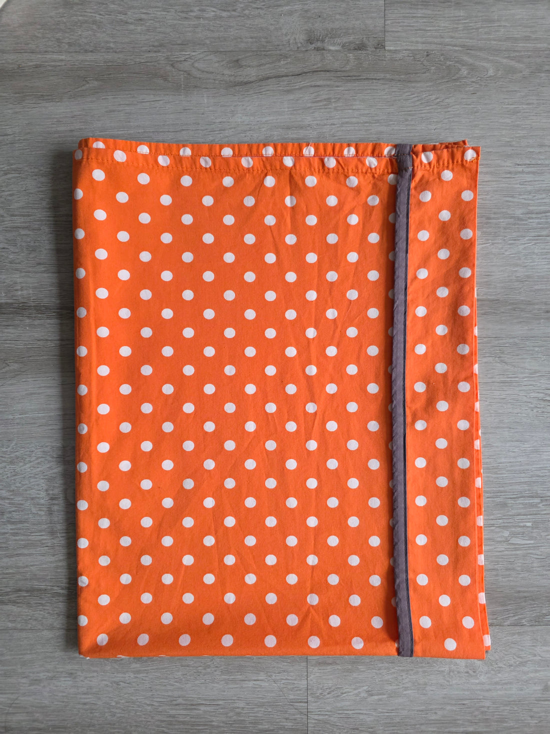 Retro ledikant laken – oranje met witte polkadots