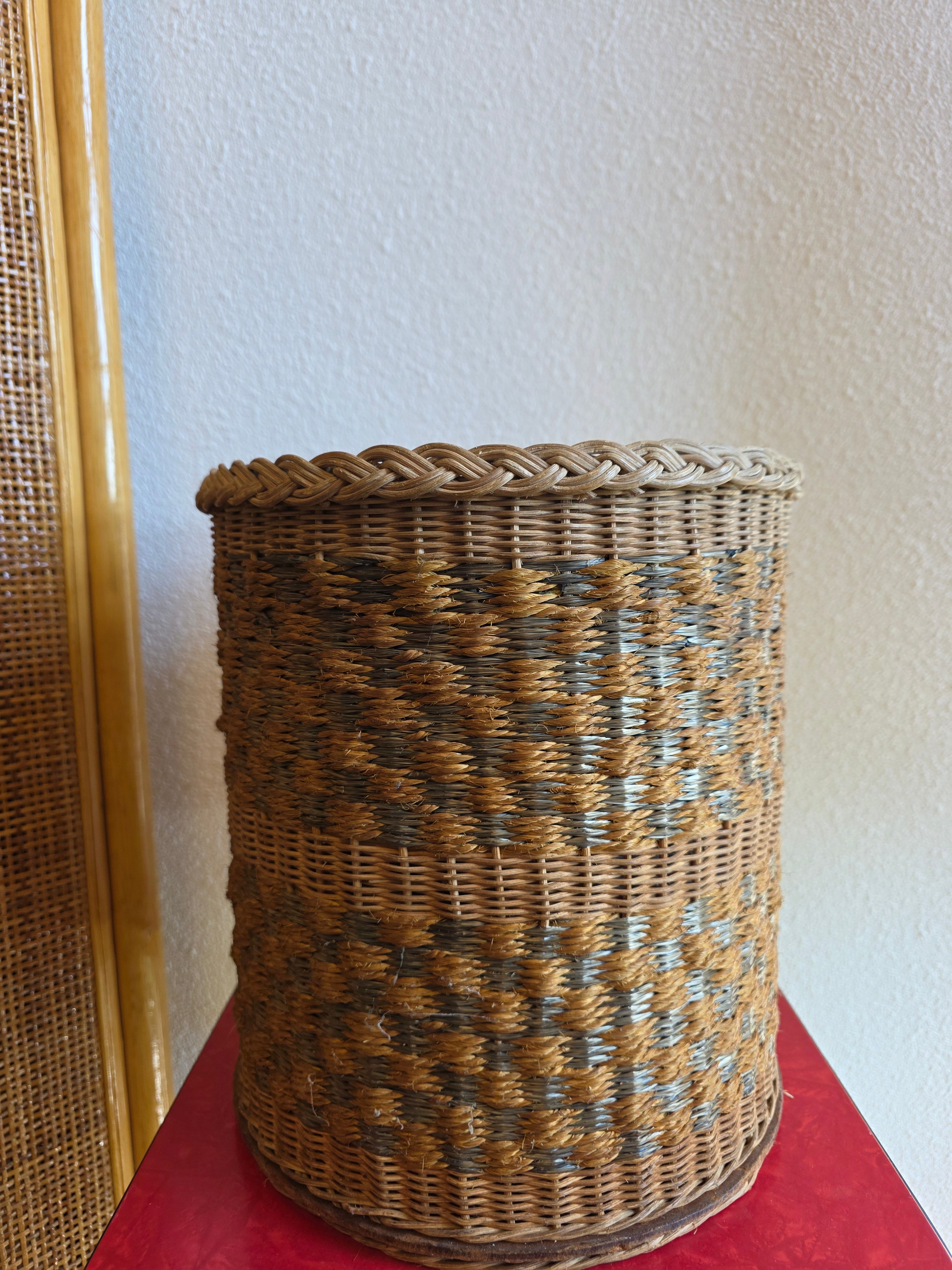 Vintage rotan prullenbak met metalen binnenkant