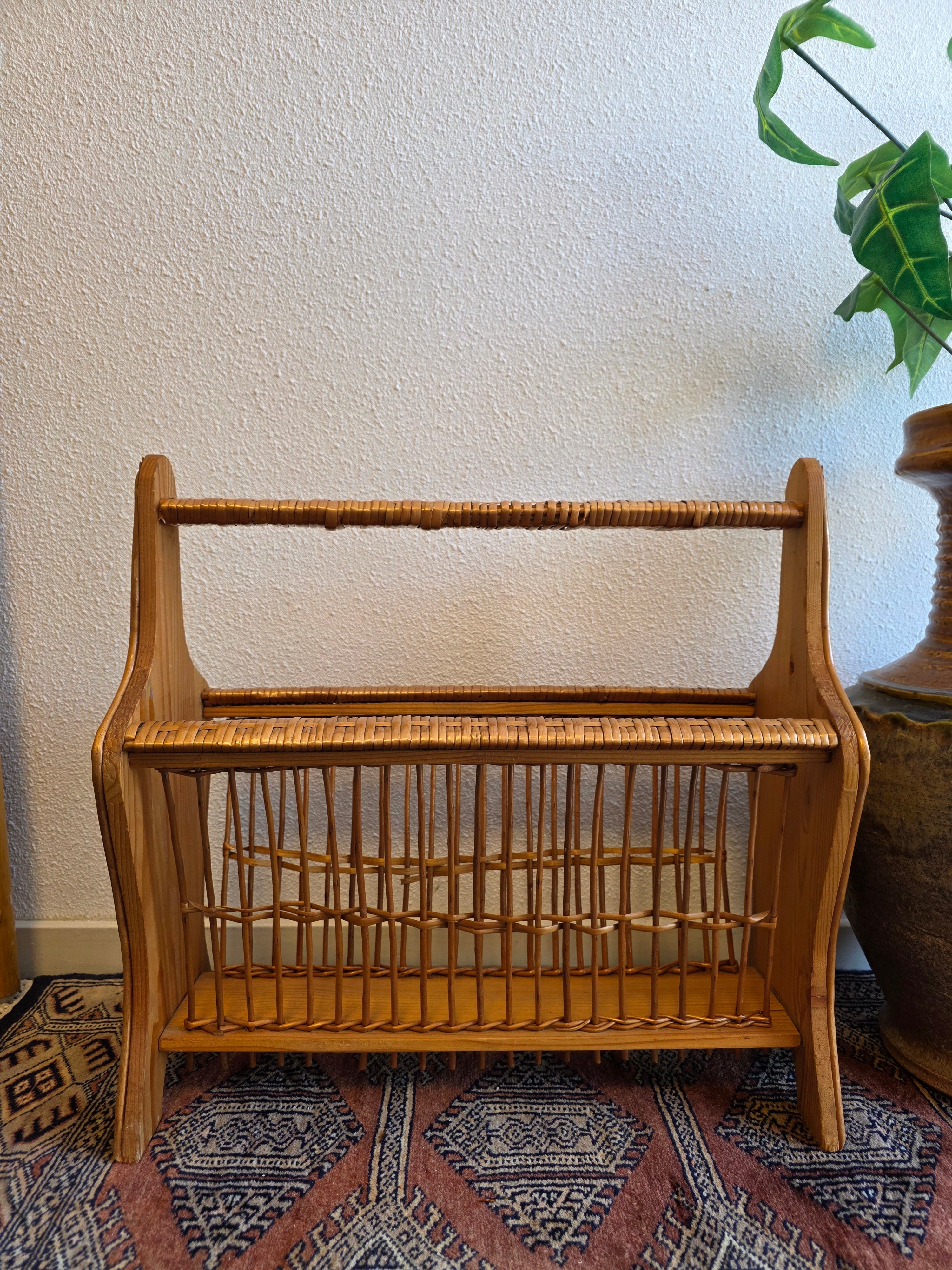 Vintage lectuurbak hout rotan krantenrek