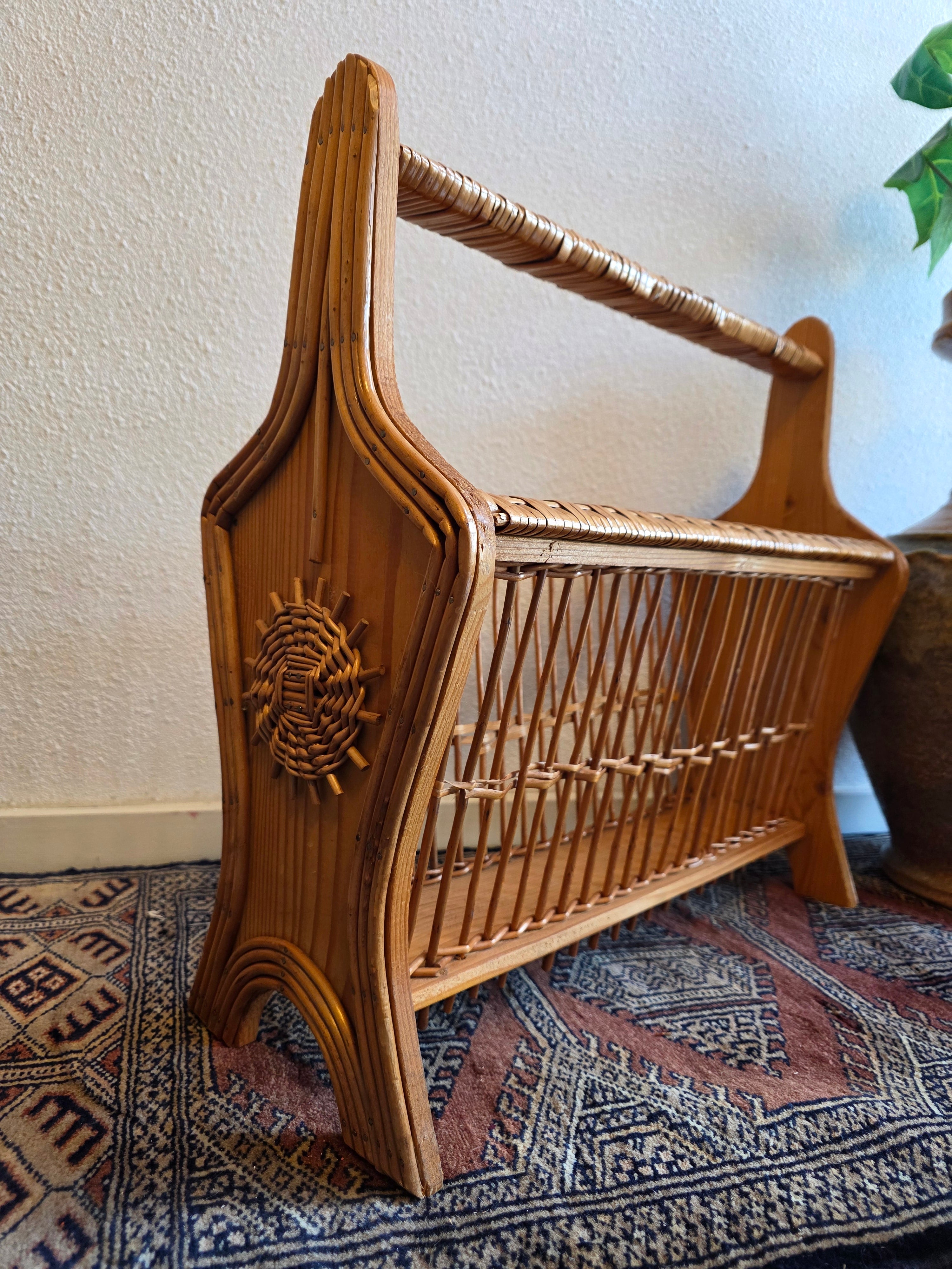Vintage lectuurbak hout rotan krantenrek