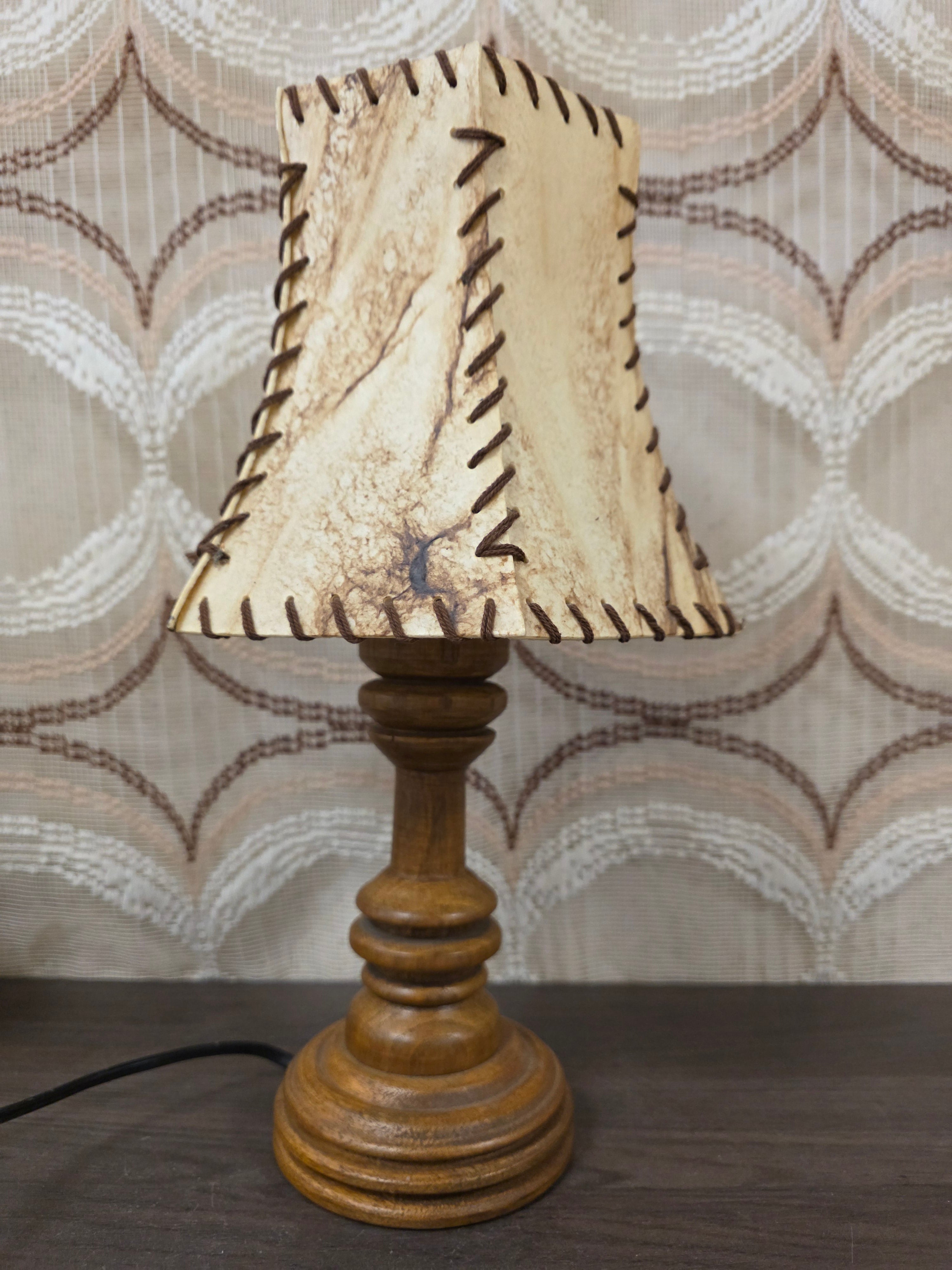 Vintage tafellamp met leren kap en houten voet