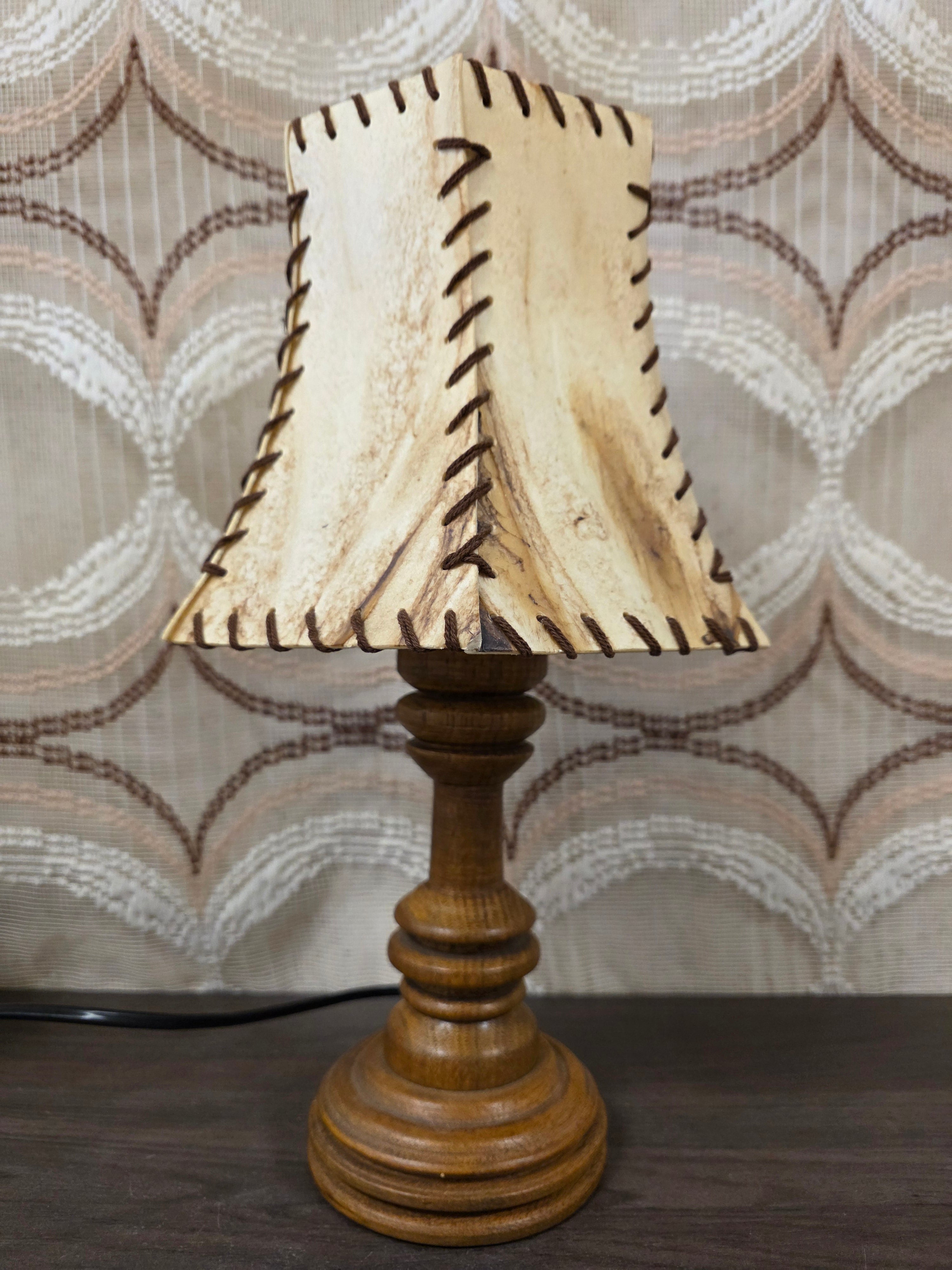 Vintage tafellamp met leren kap en houten voet