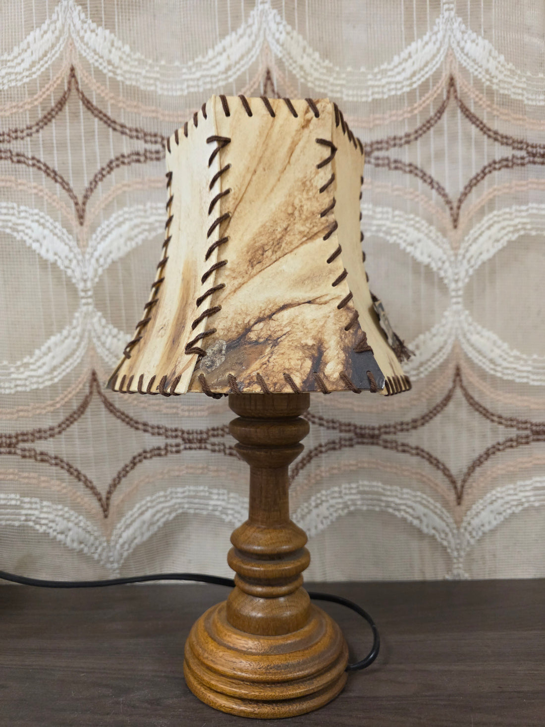 Vintage tafellamp met leren kap en houten voet