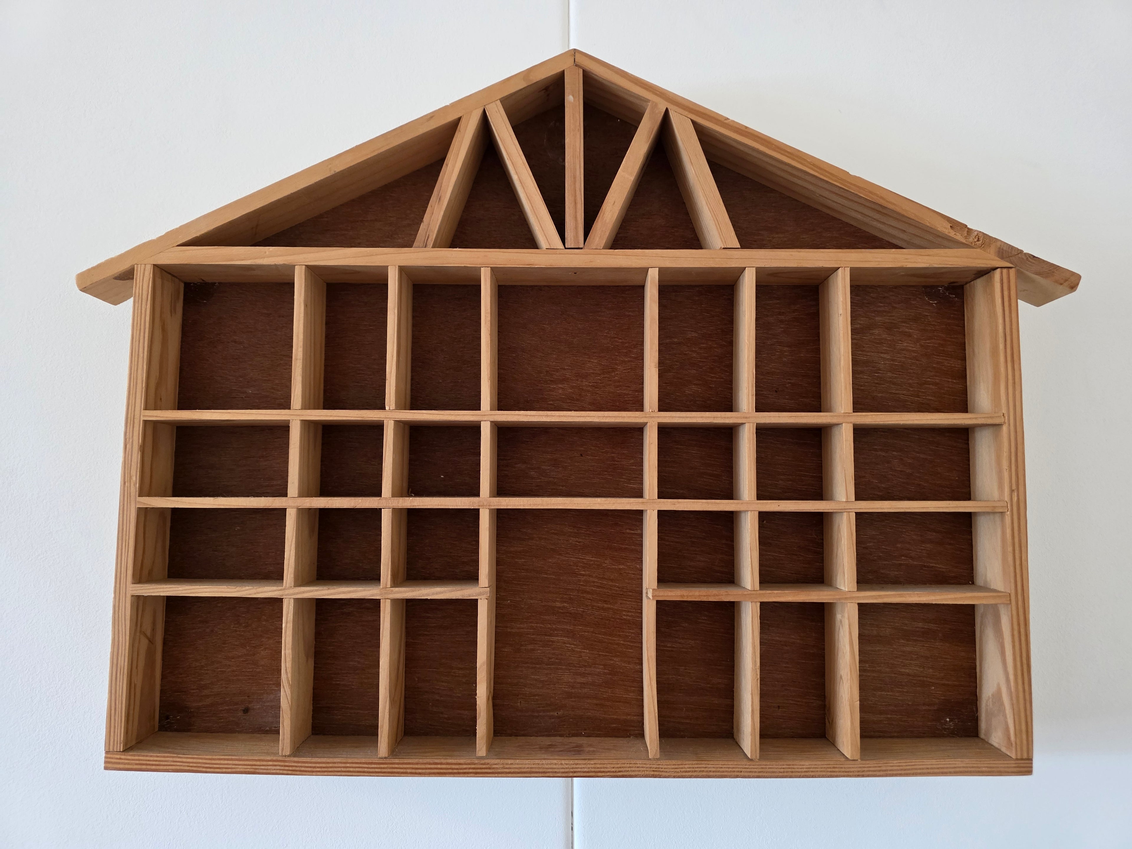 Vintage houten wandkastje vakkenkast huisvorm