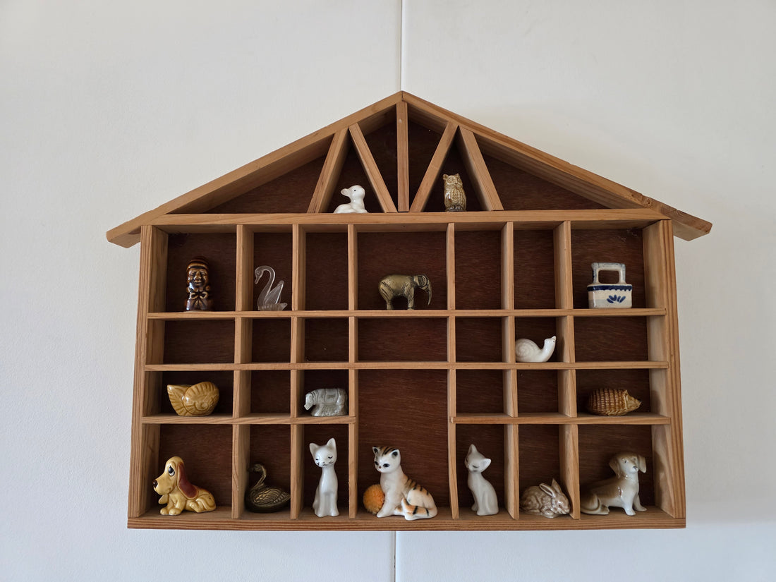 Vintage houten wandkastje vakkenkast huisvorm