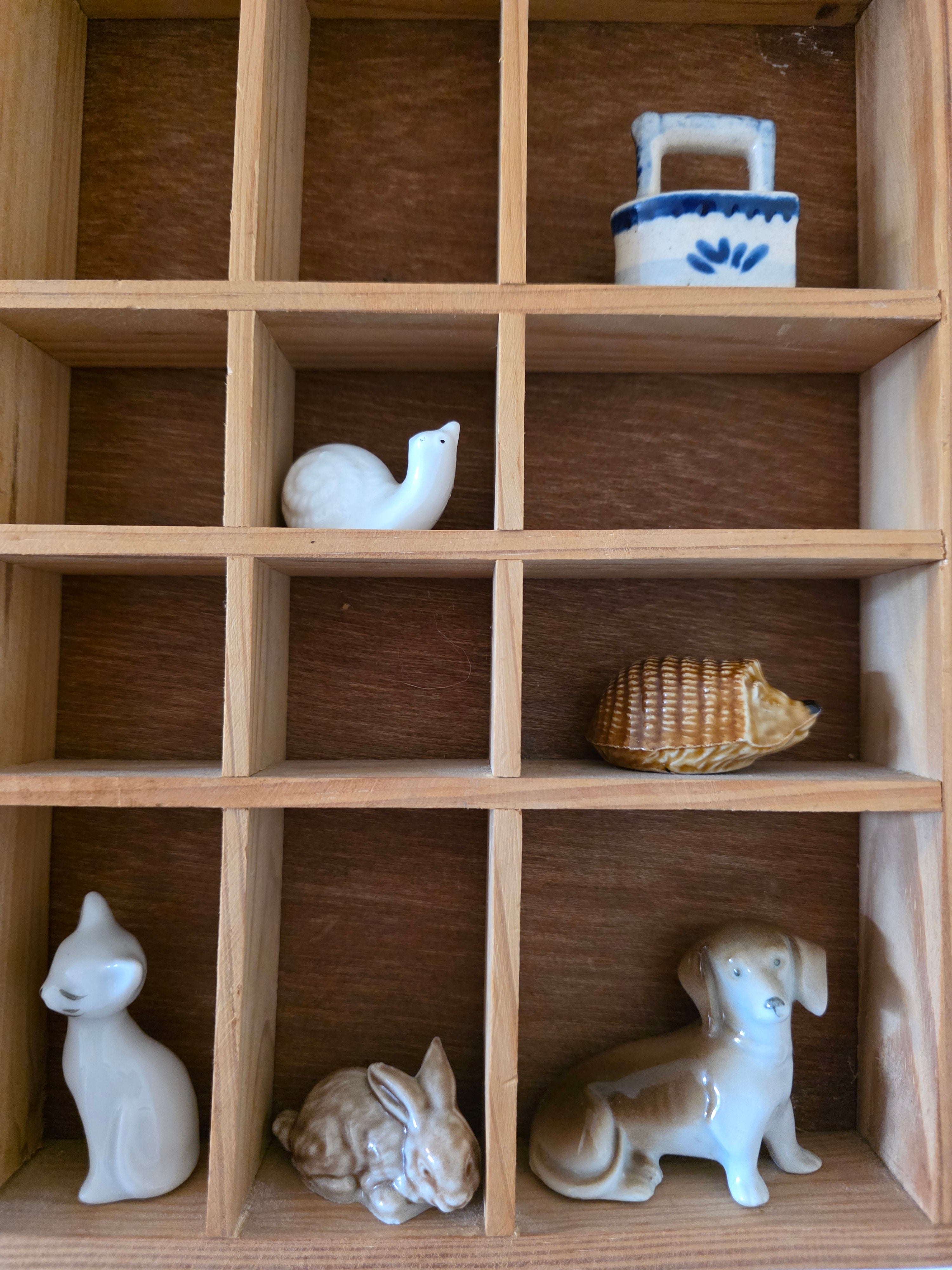Vintage houten wandkastje vakkenkast huisvorm