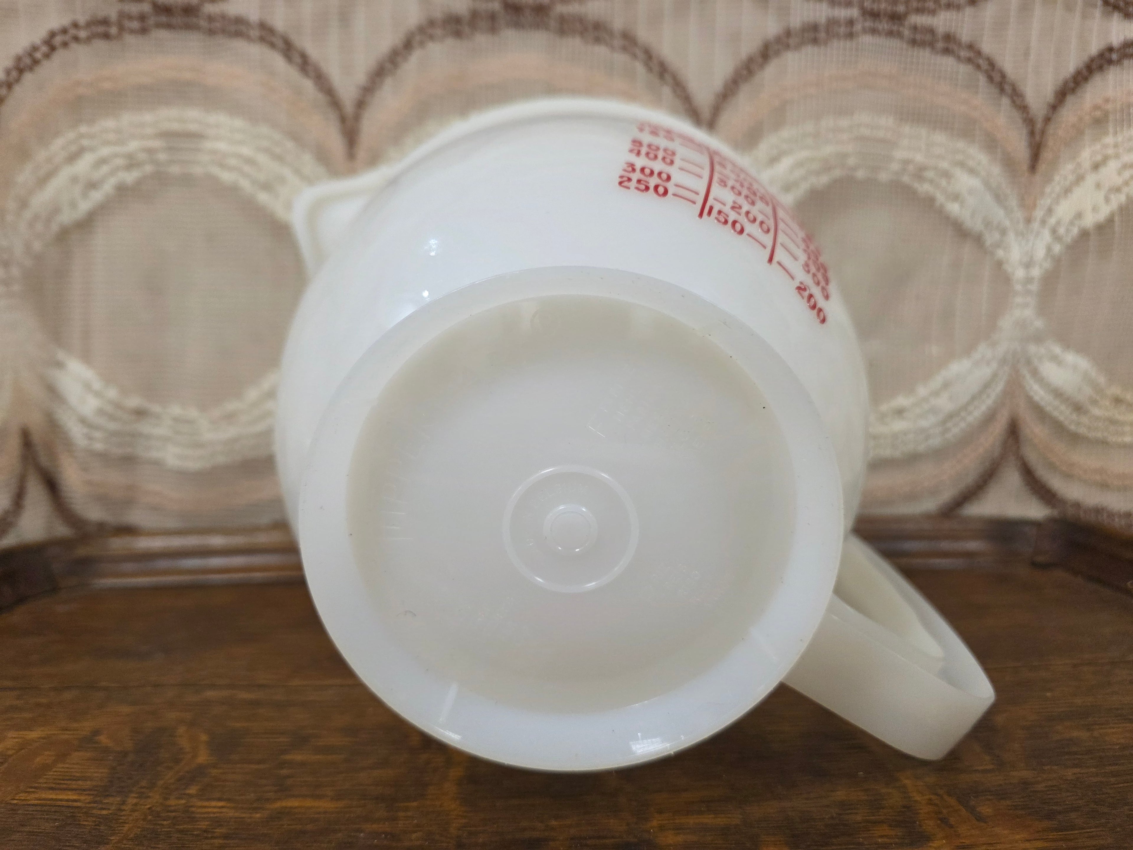 Tupperware beslagkom met deksel en schenktuit - 2 liter