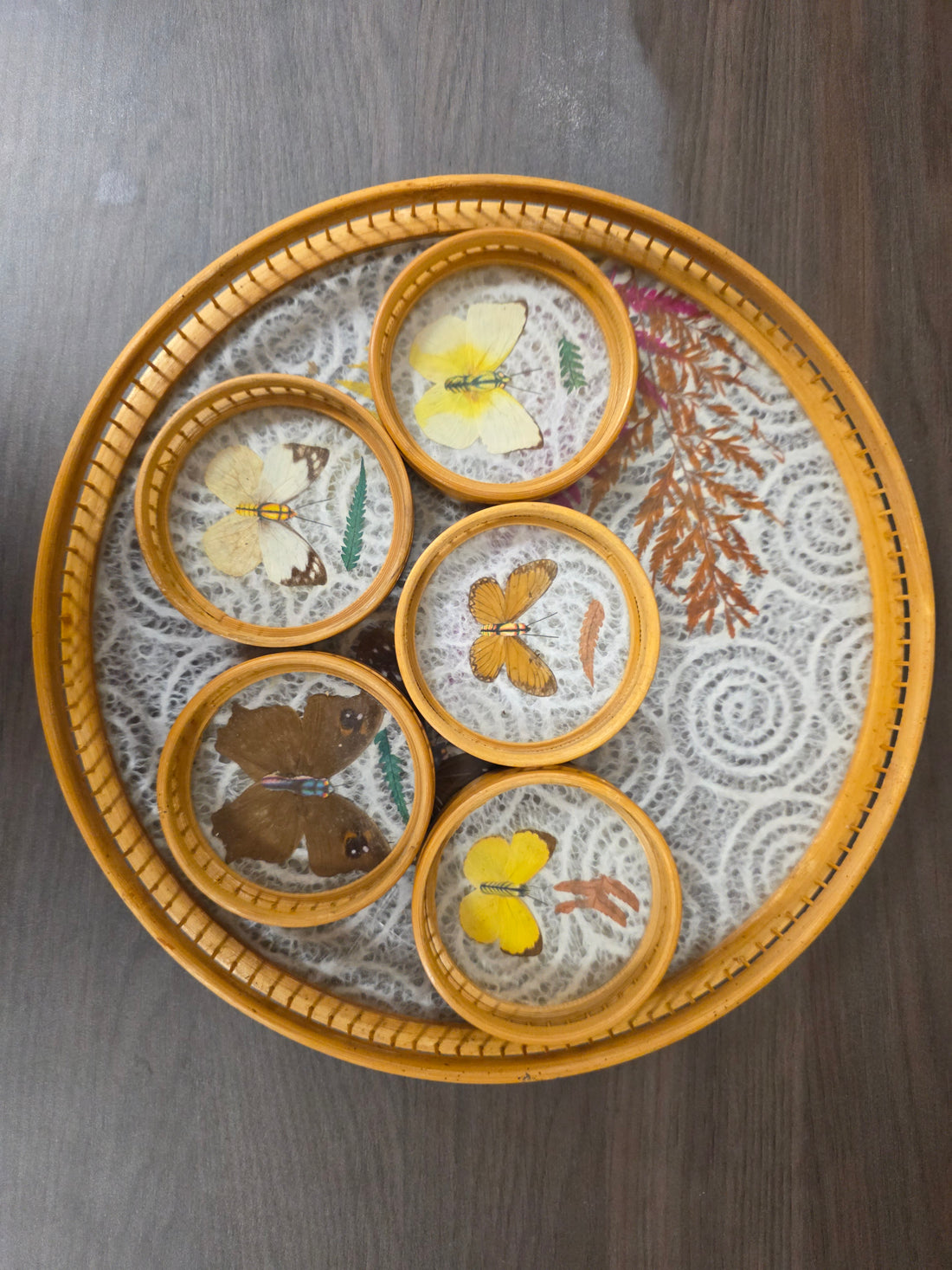 Vintage dienblad met onderzetters vlinders