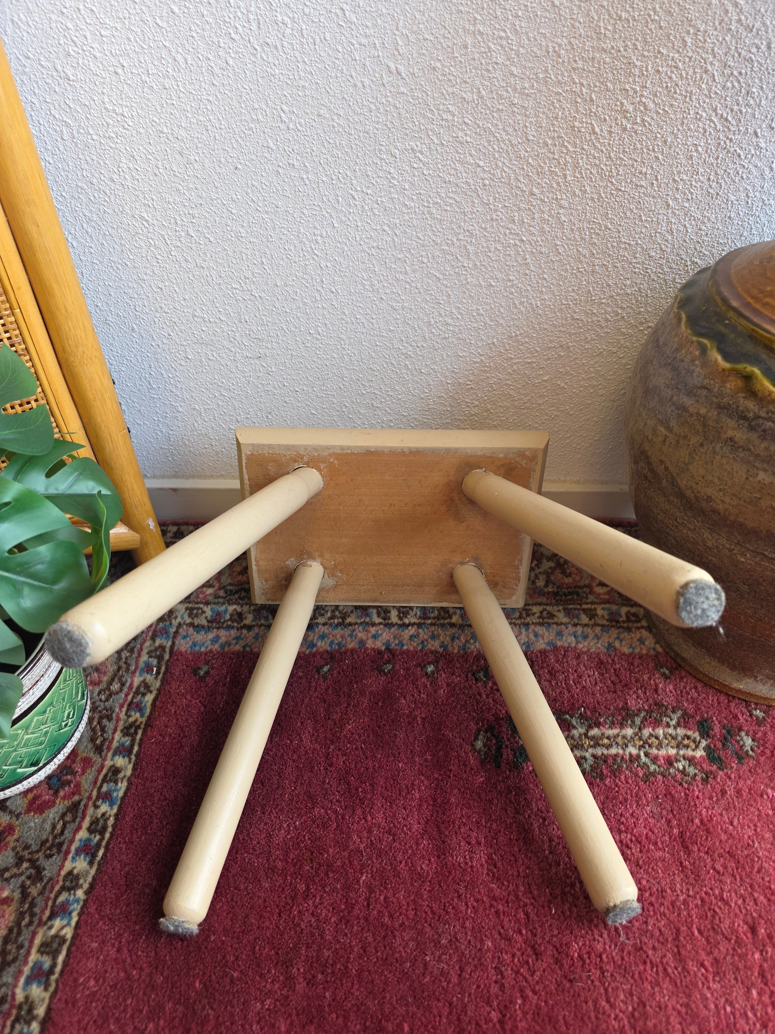 Vintage houten krukje plantentafeltje cremekleur