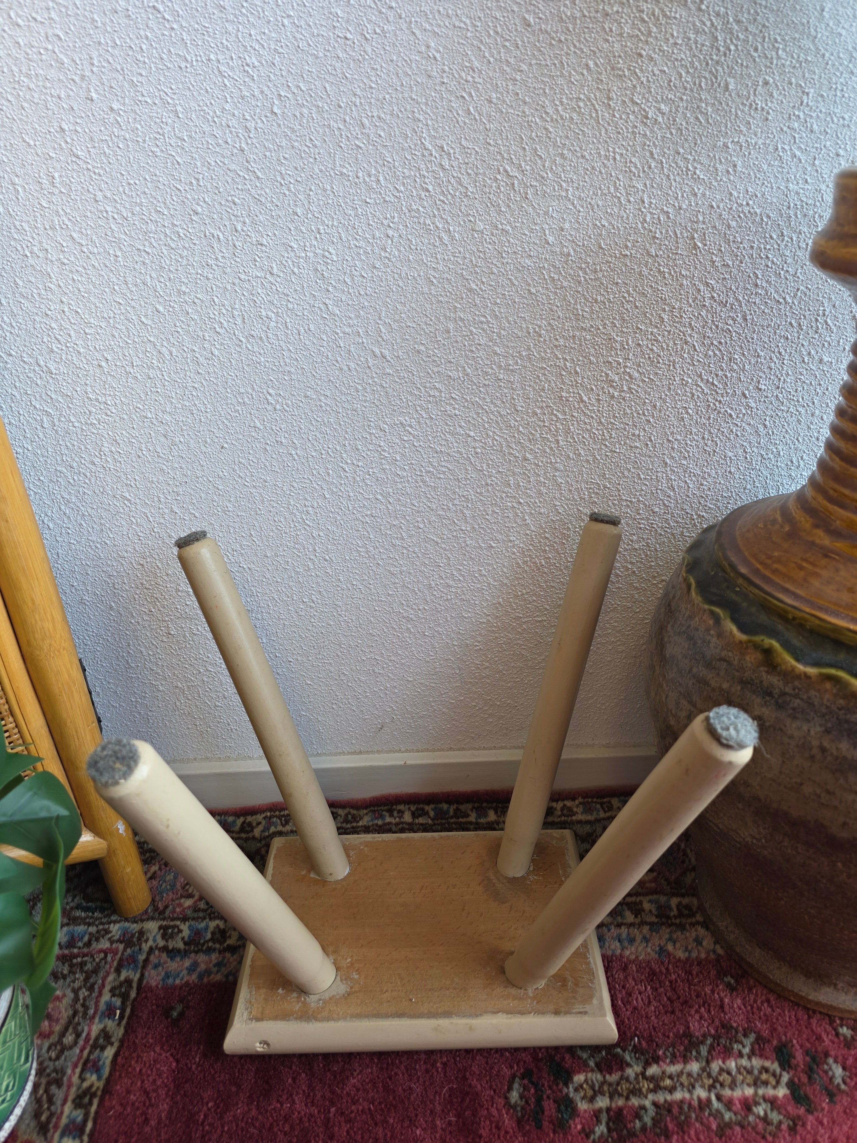 Vintage houten krukje plantentafeltje cremekleur