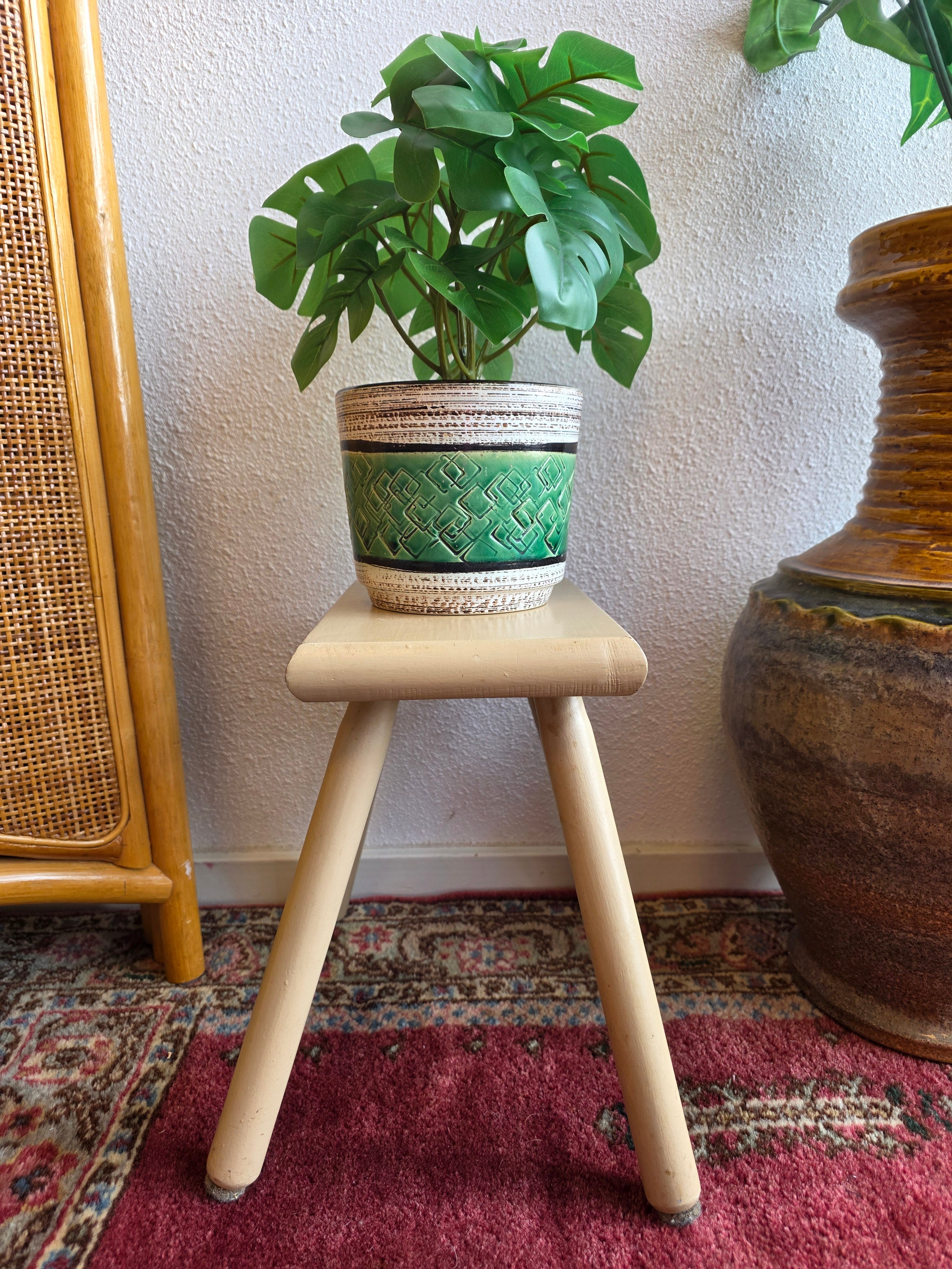 Vintage houten krukje plantentafeltje cremekleur