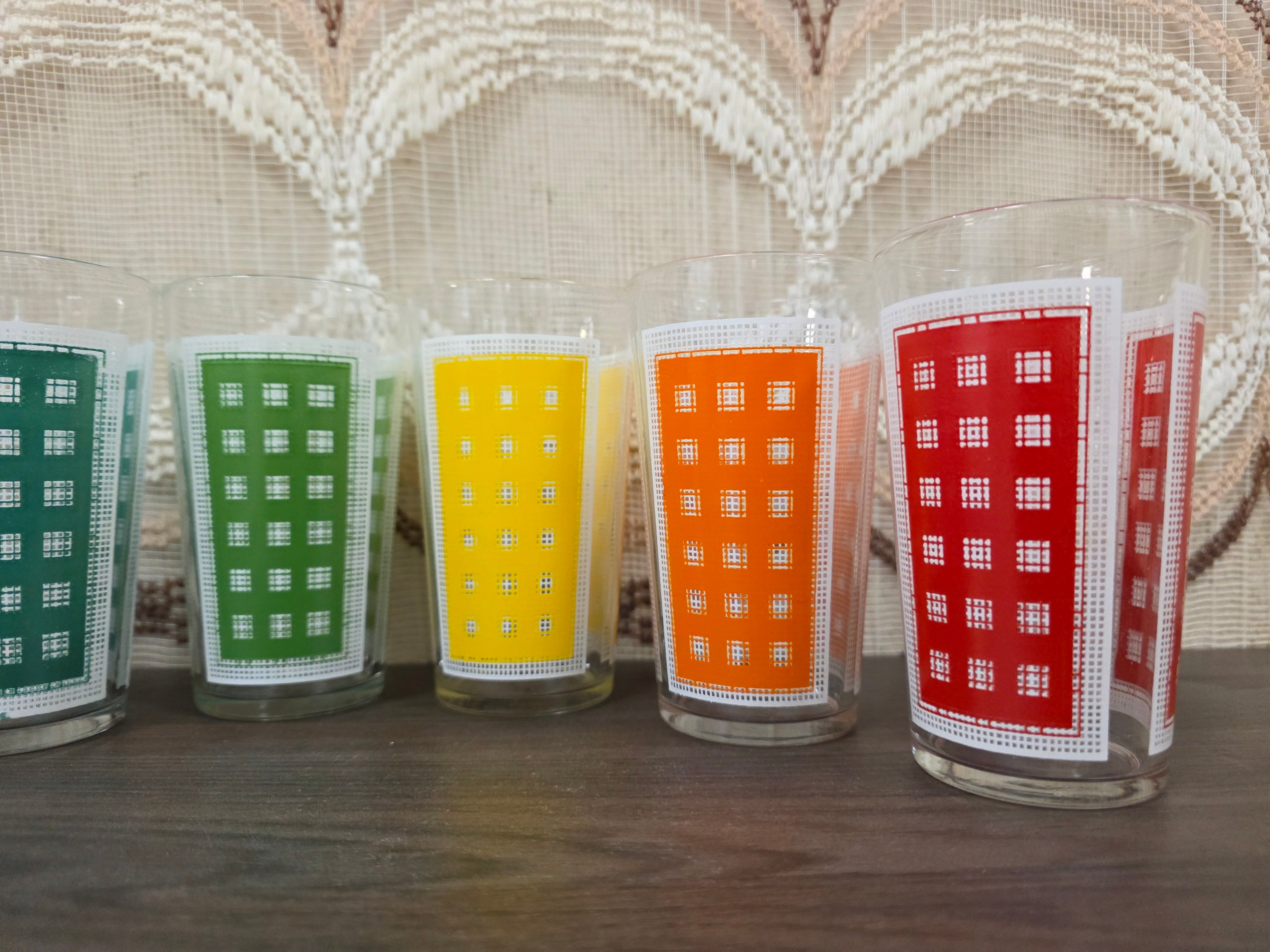 Vintage gekleurde glazen set geruit