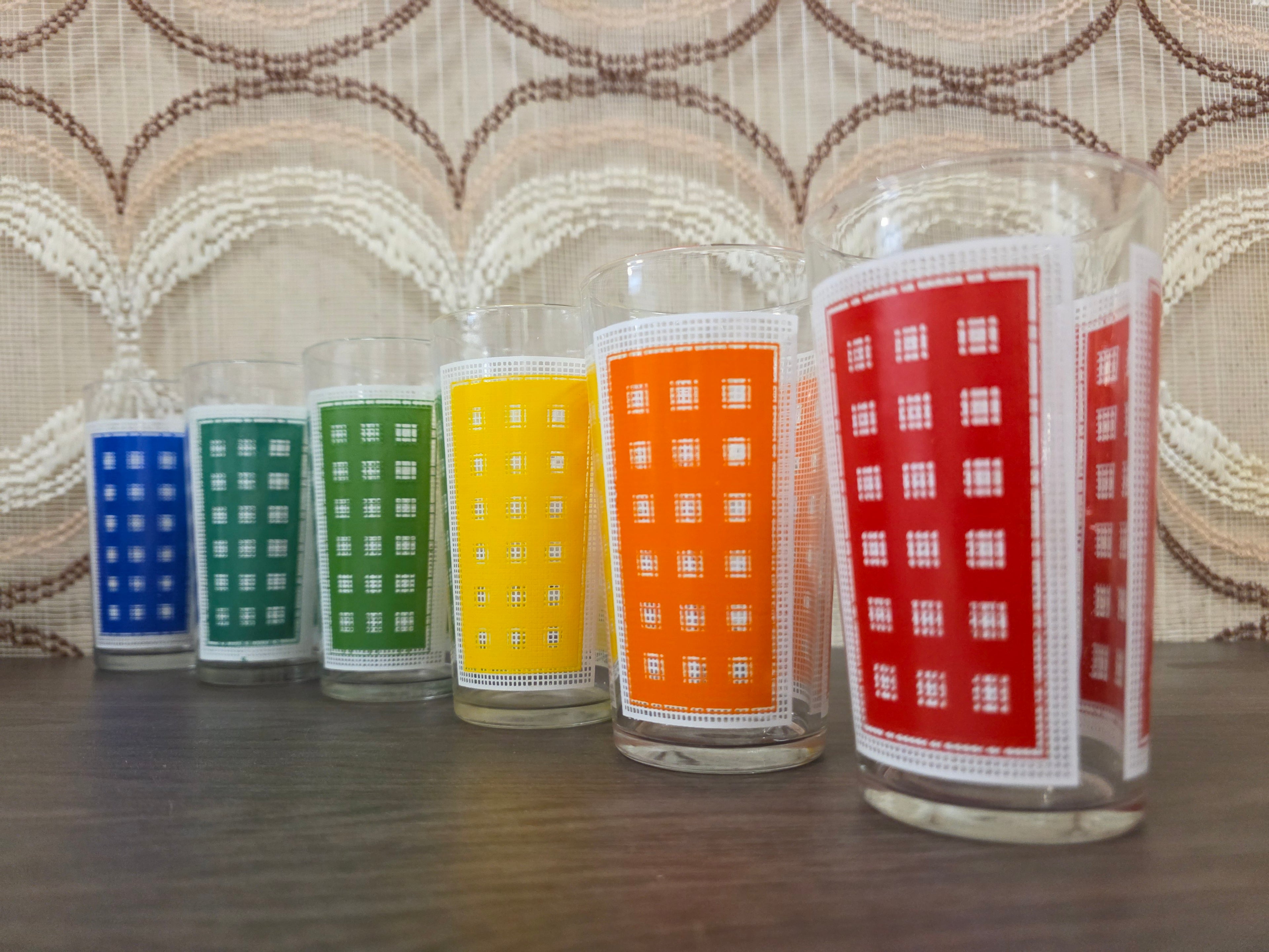 Vintage gekleurde glazen set geruit