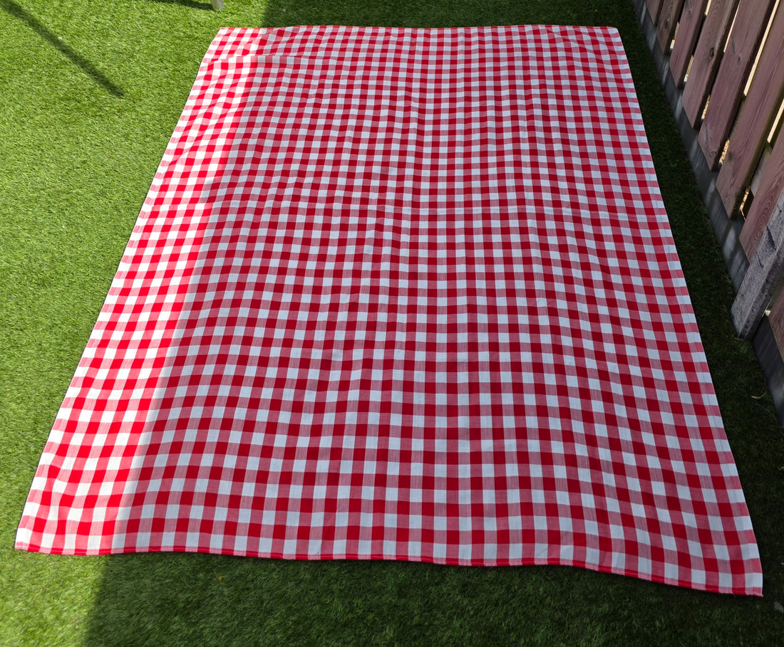 Vintage tafelkleed rood-wit geruit 152 x 190 cm