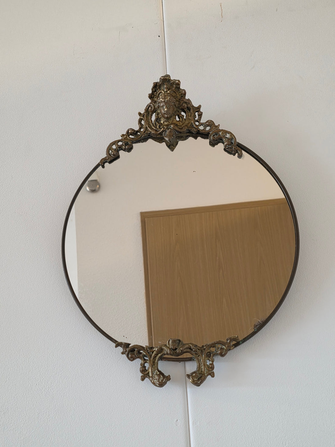 Vintage spiegel in rococo-stijl met ornamenten