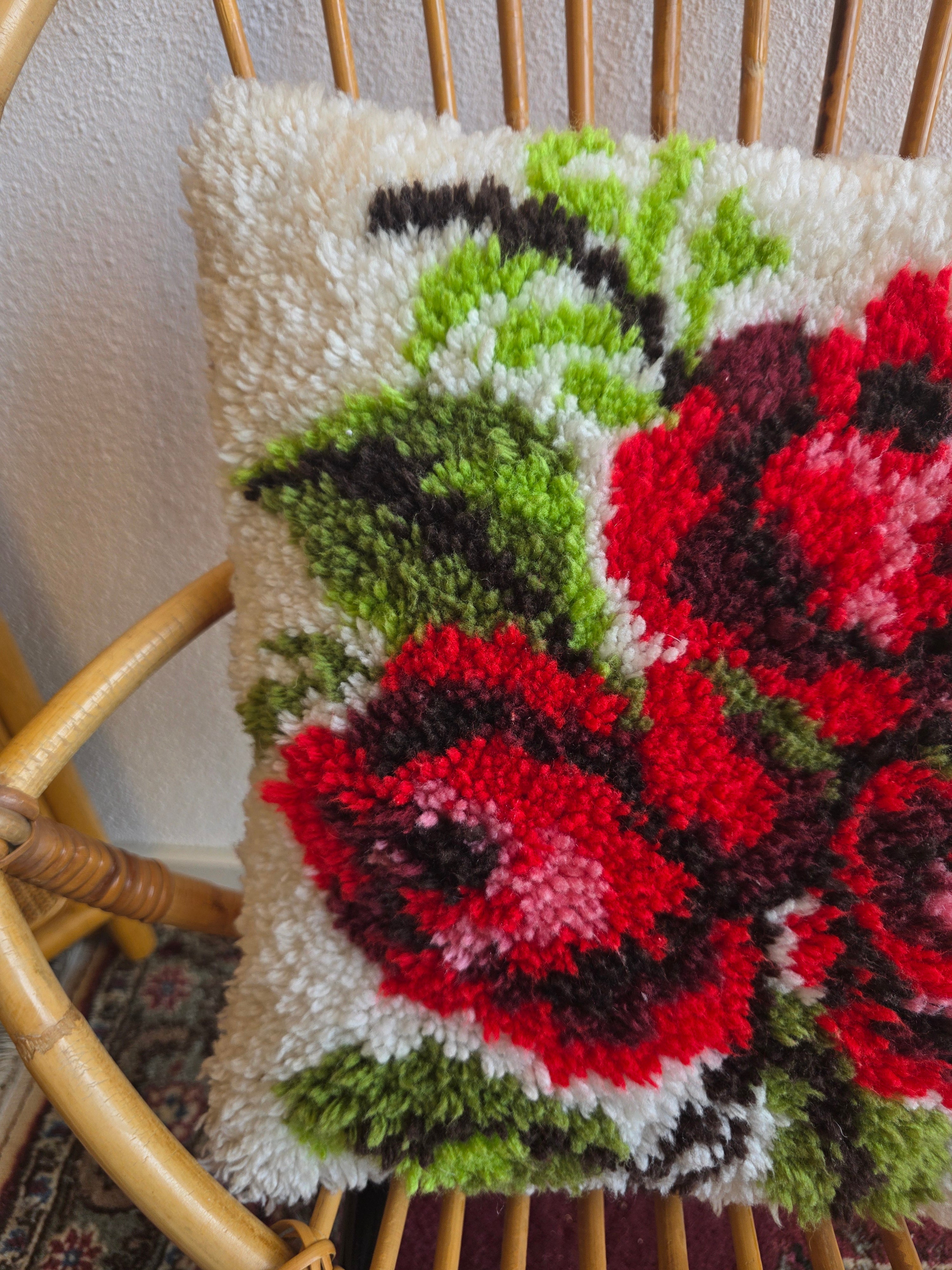 Vintage handgeknoopt bloemenkussen