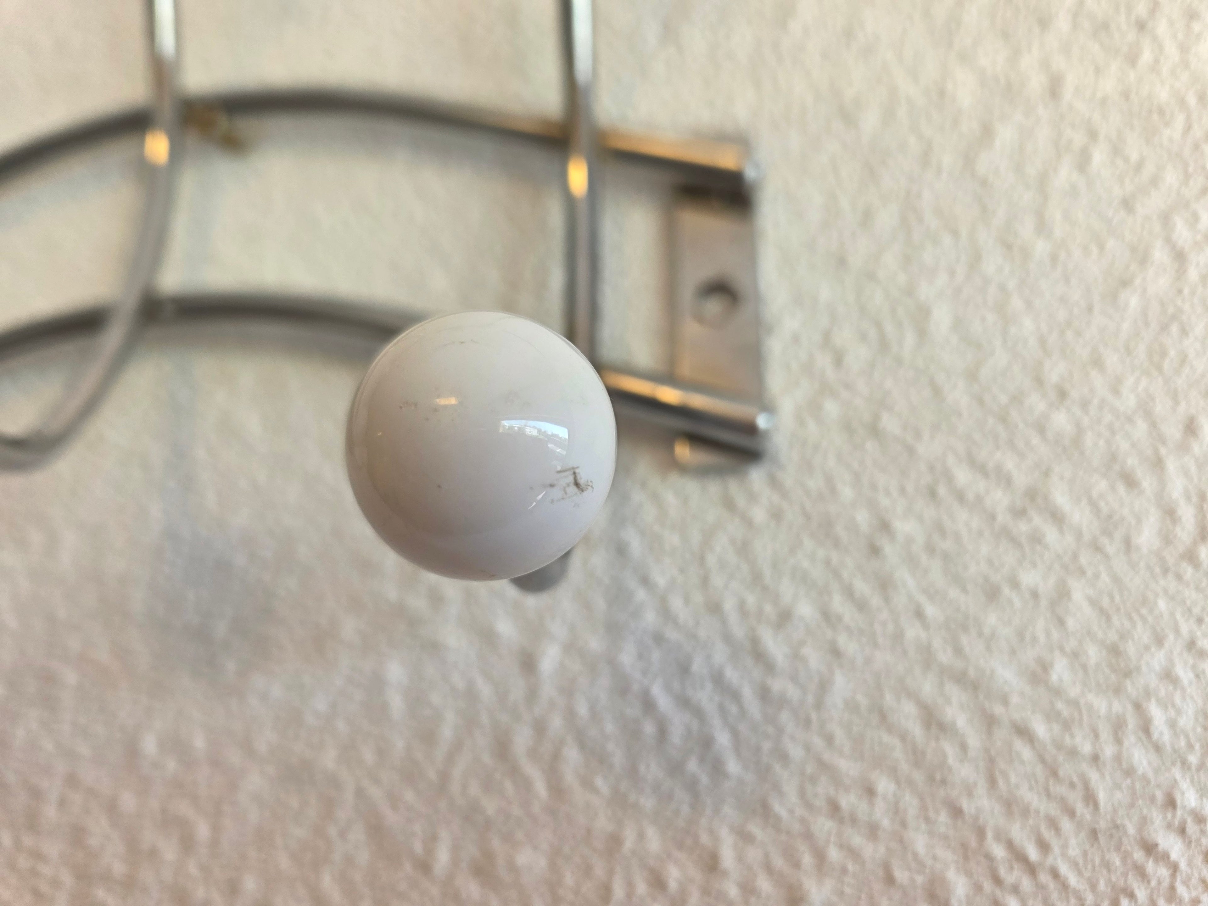 Retro wandkapstok in Sputnik-stijl met 6 witte knoppen