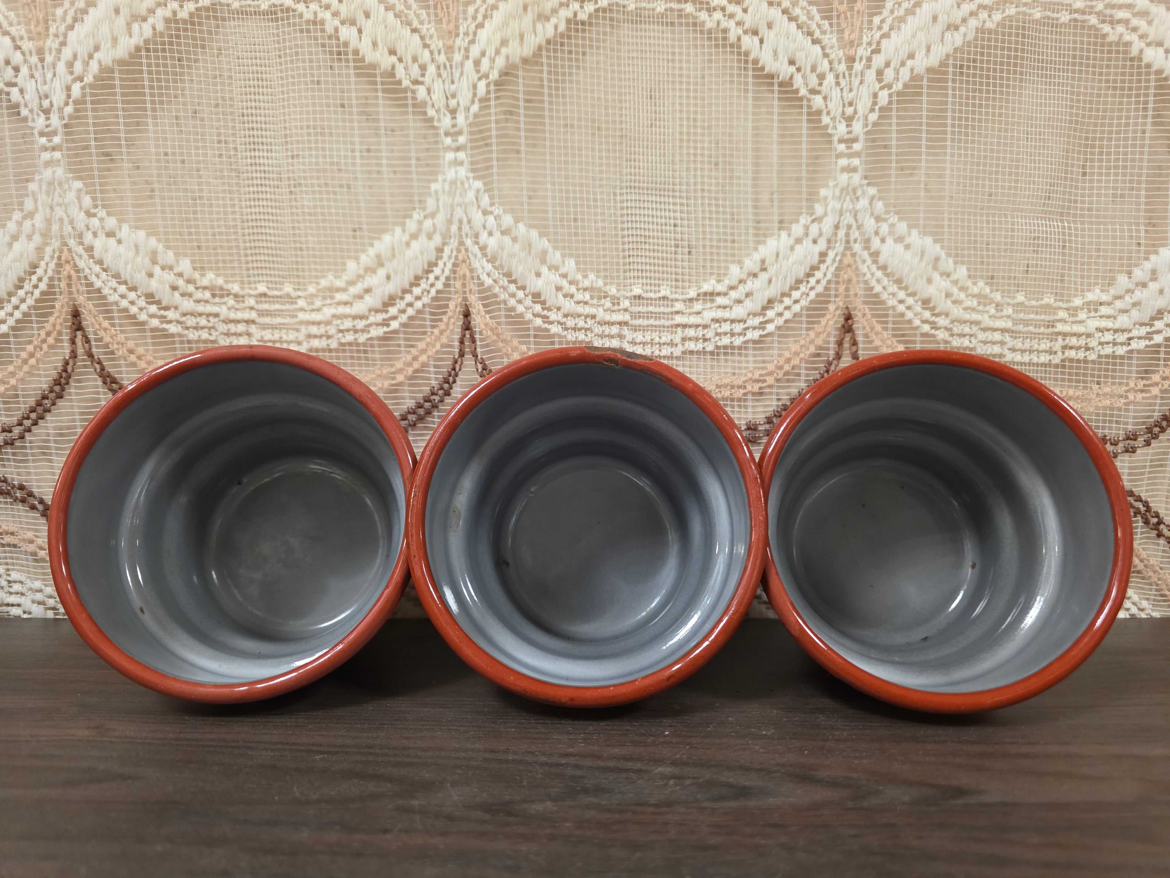 Vintage emaille oranje wandrek met zeep-, zand- en sodabakjes