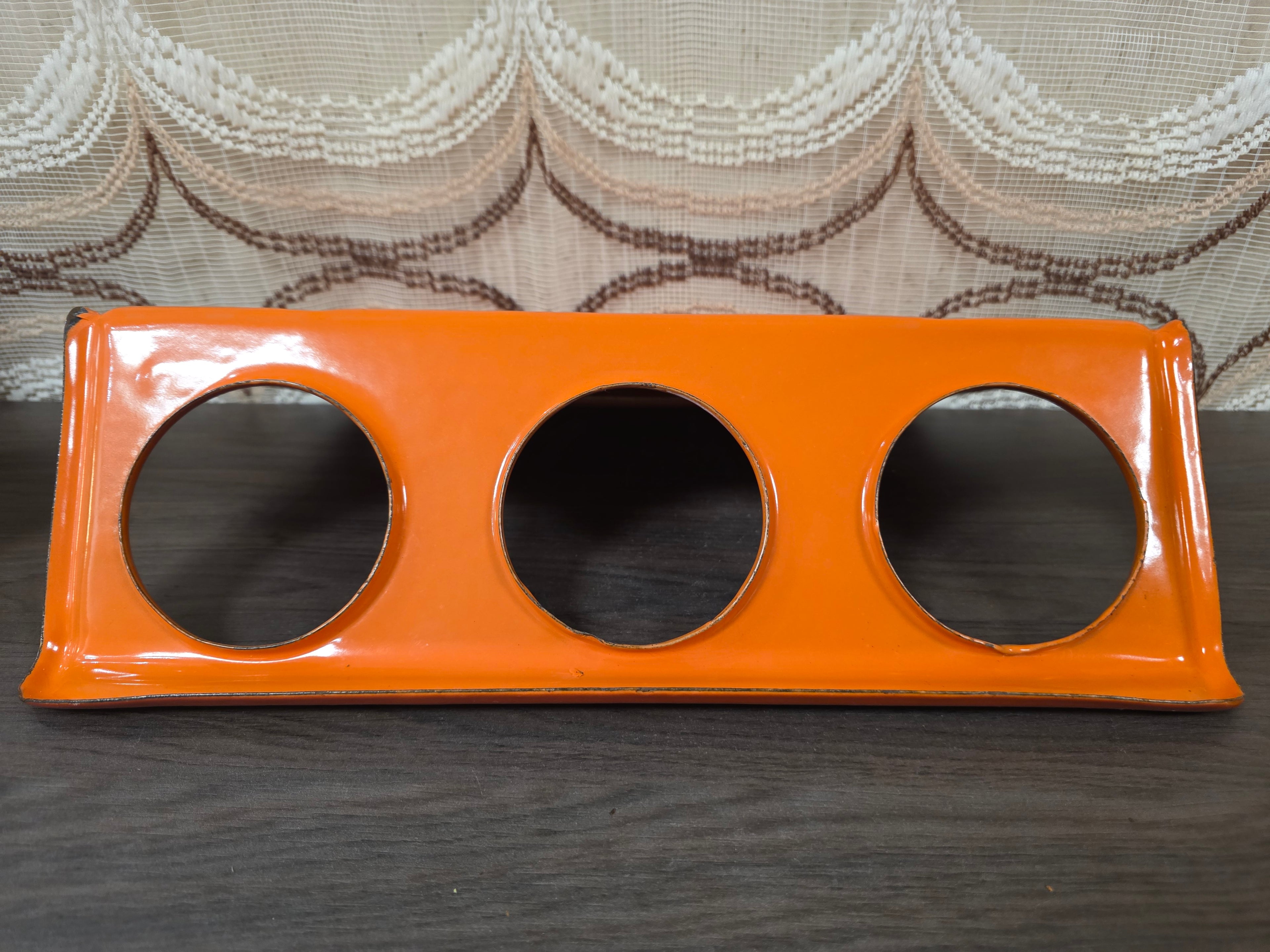 Vintage emaille oranje wandrek met zeep-, zand- en sodabakjes